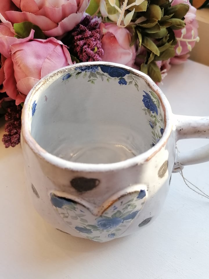 Romantiline kruus siniste roosidega