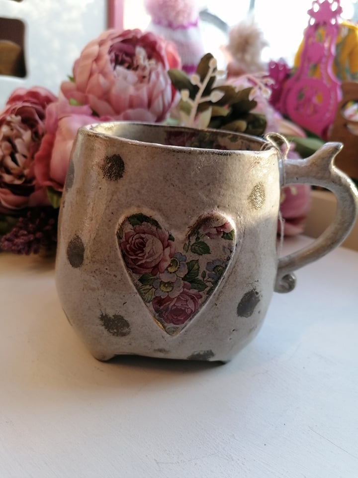 Romantiliselt roosilise mustriga kruus