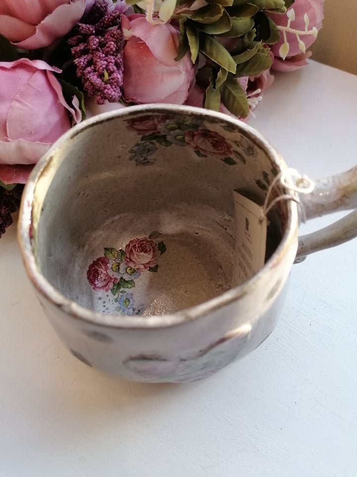 Romantiliselt roosilise mustriga kruus