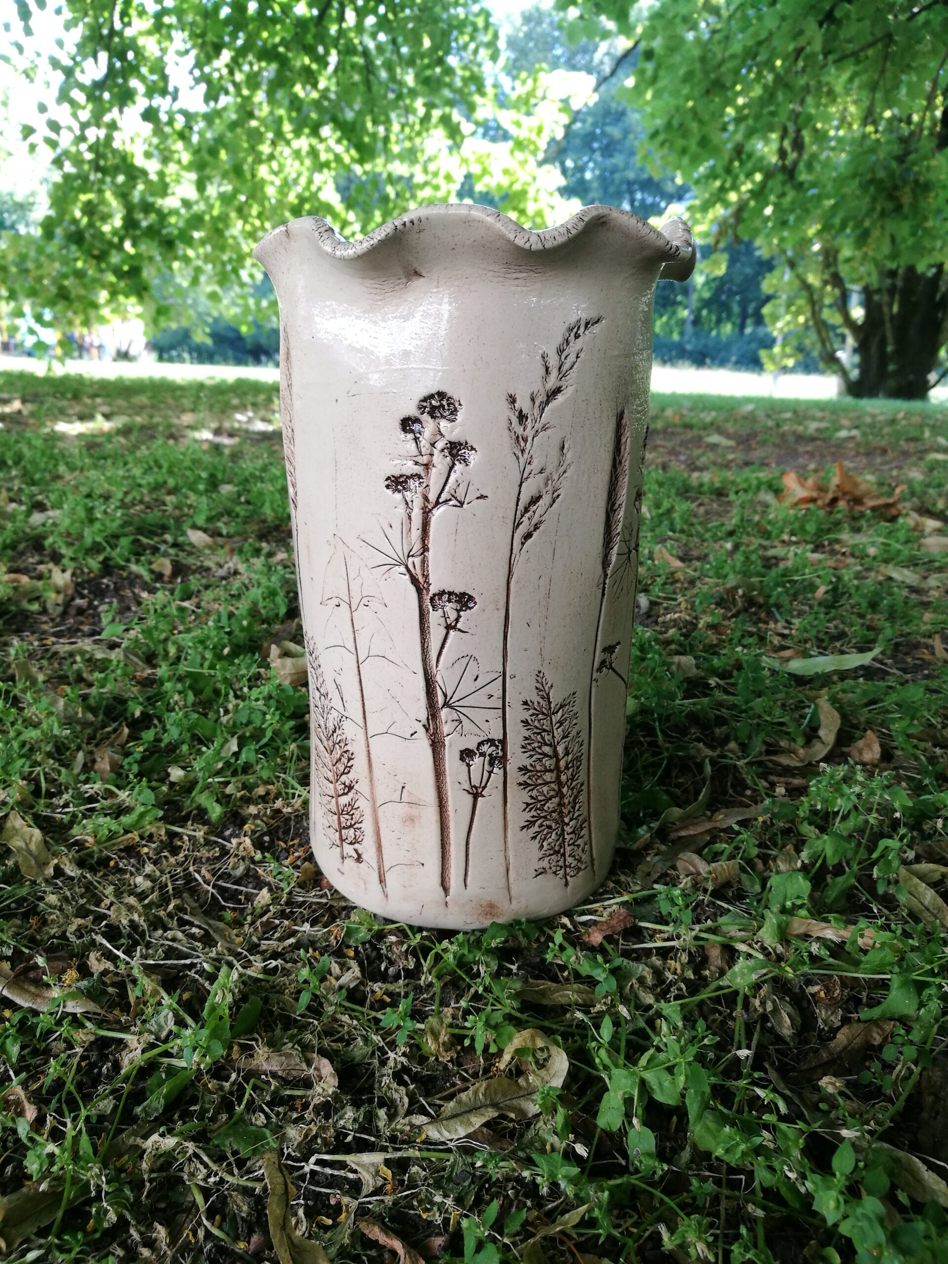 Kauni taimemustriga vaas