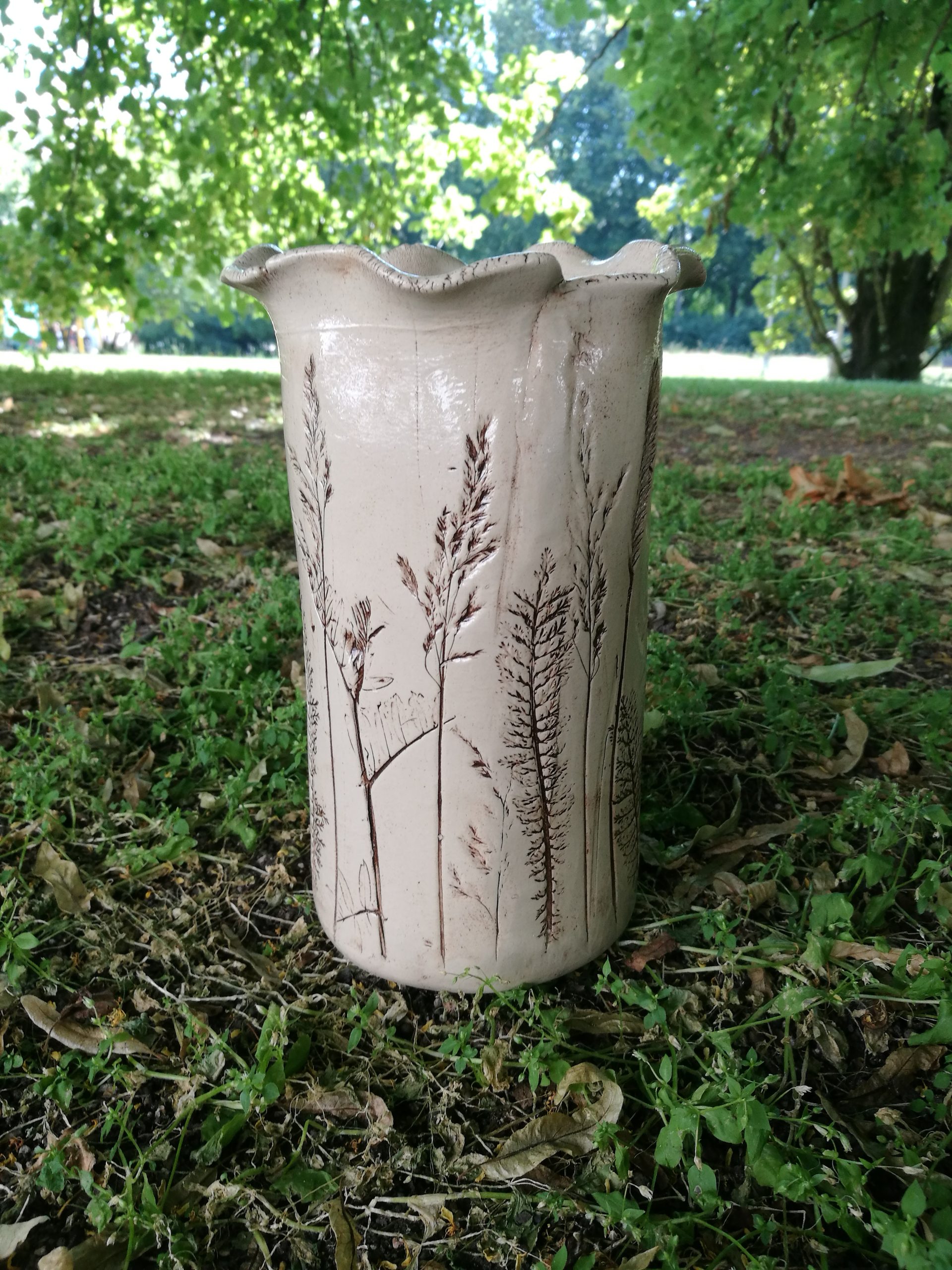 Kauni taimemustriga vaas