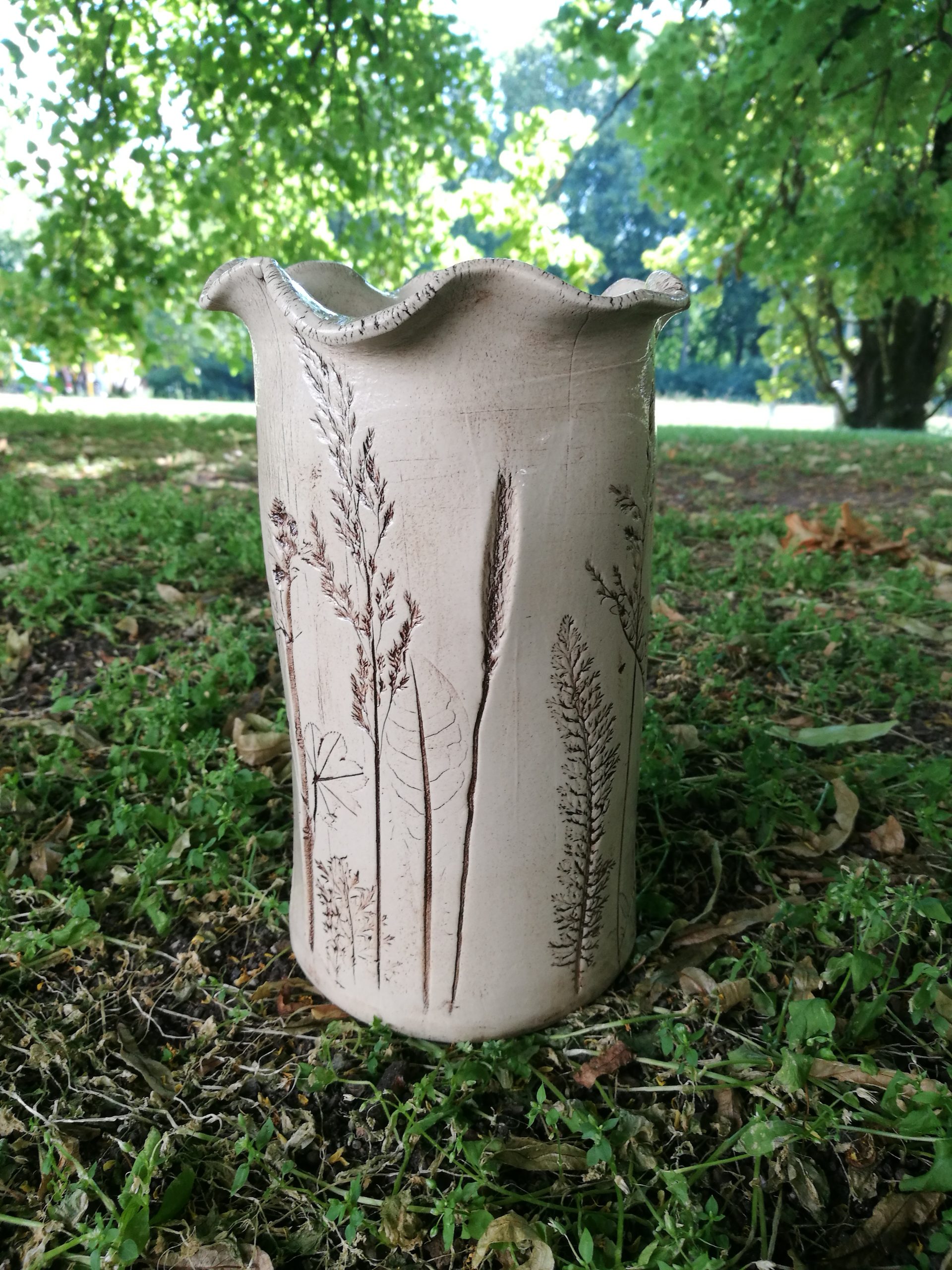 Kauni taimemustriga vaas