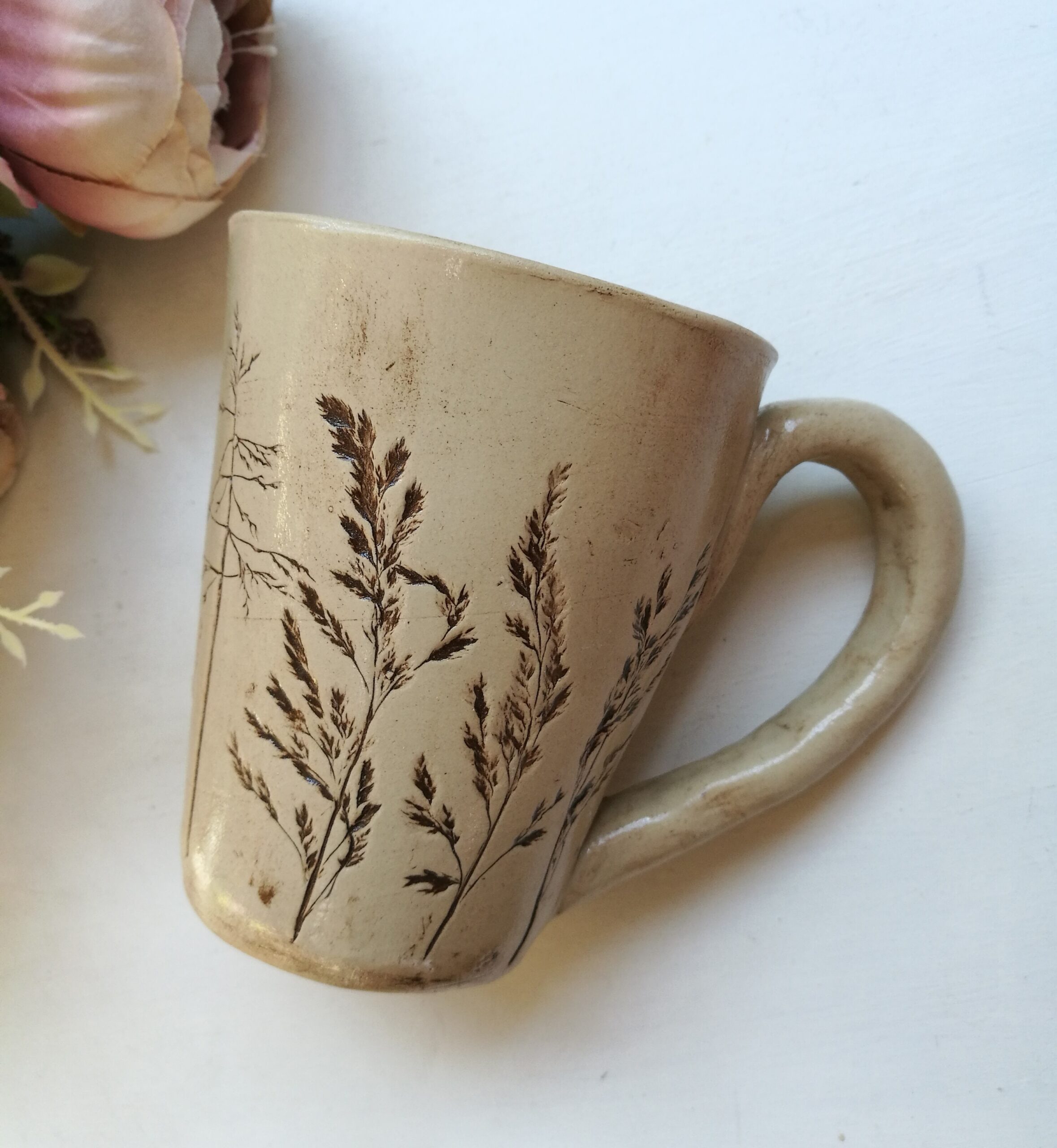 Kauni taimemustriga kruus "Koidukuma hämaruses"