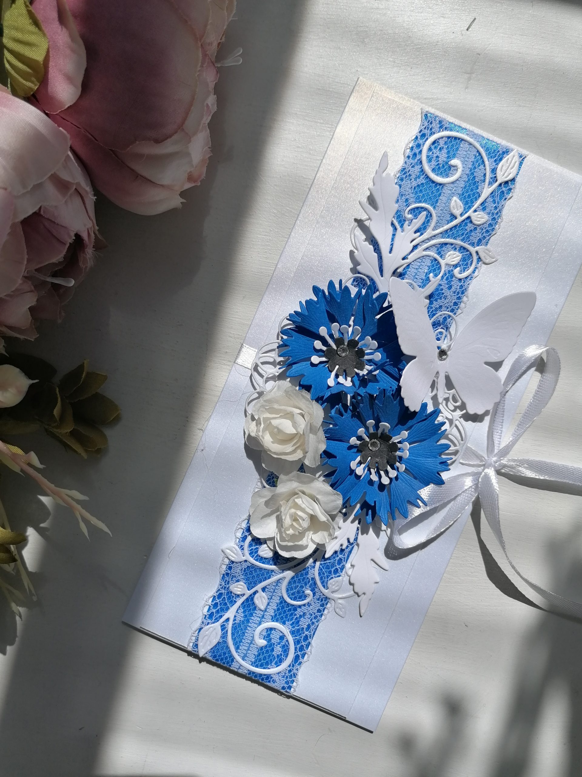 Rahataskuga rahvuslik õnnitluskaart "Rukkililled, roosid ja liblikas"