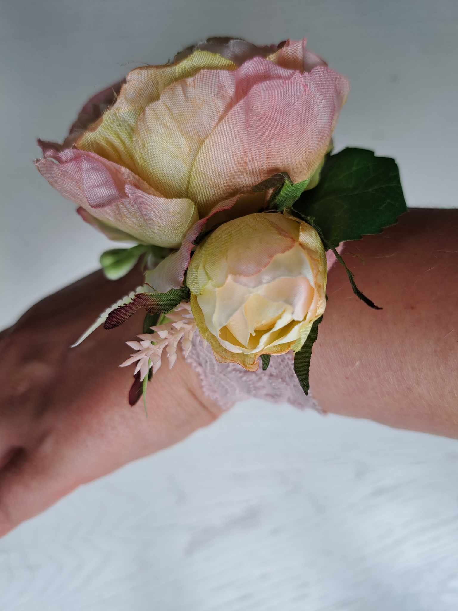 Romantiline juuksekumm või käeehe