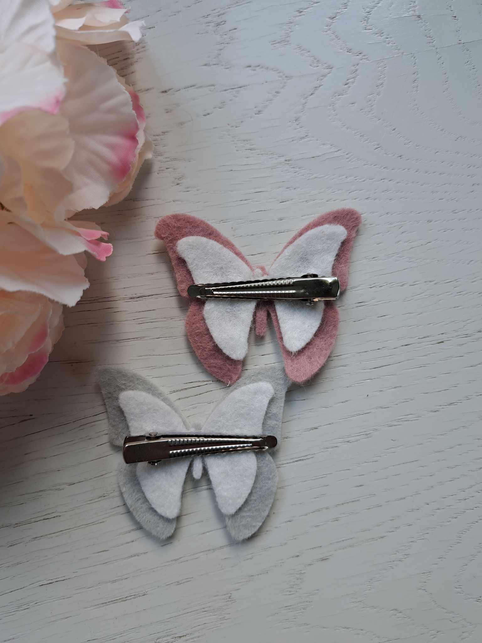 Liblikaga juukseklamber, roosa/valge