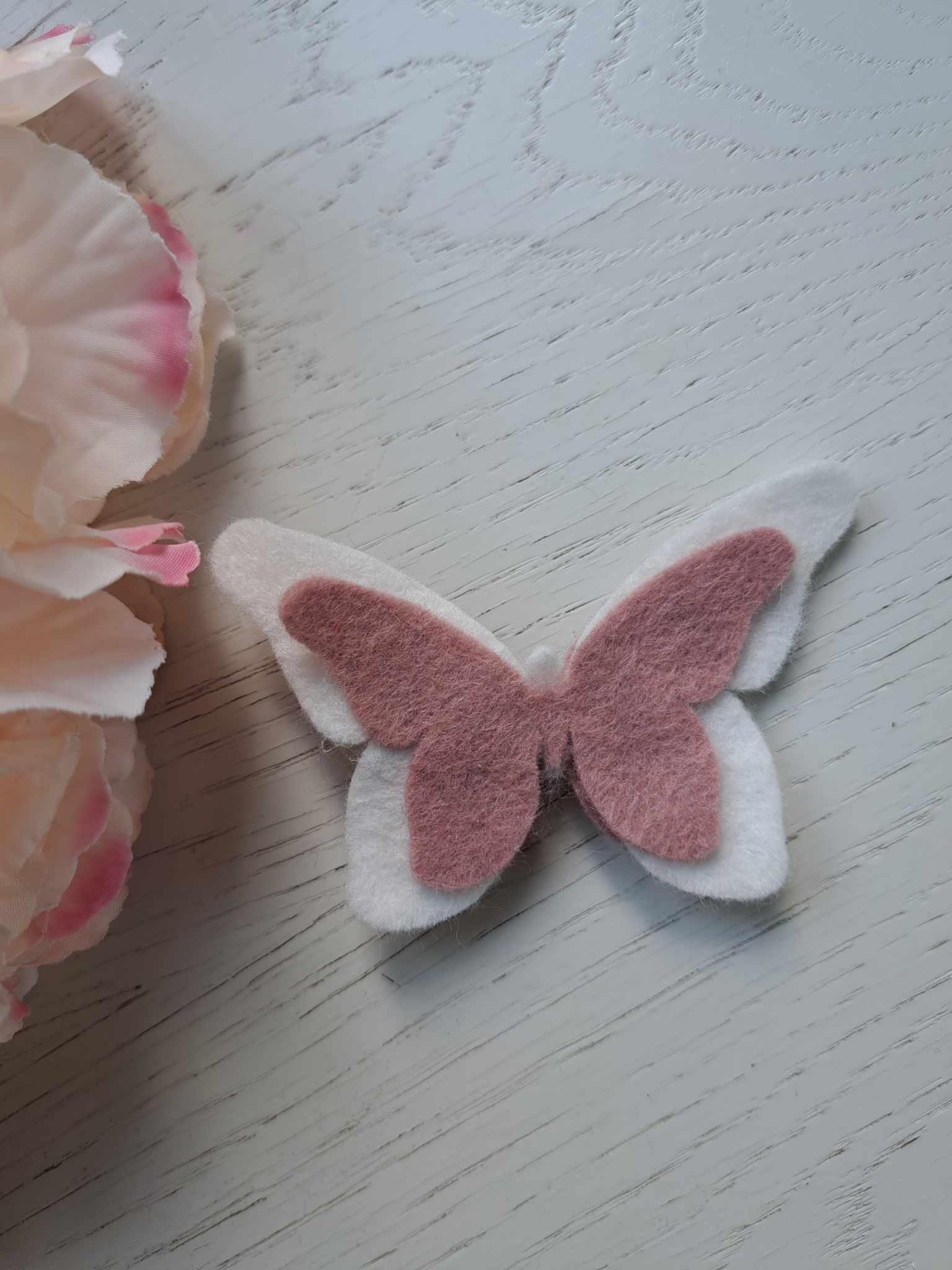 Liblikaga juukseklamber, roosa/valge