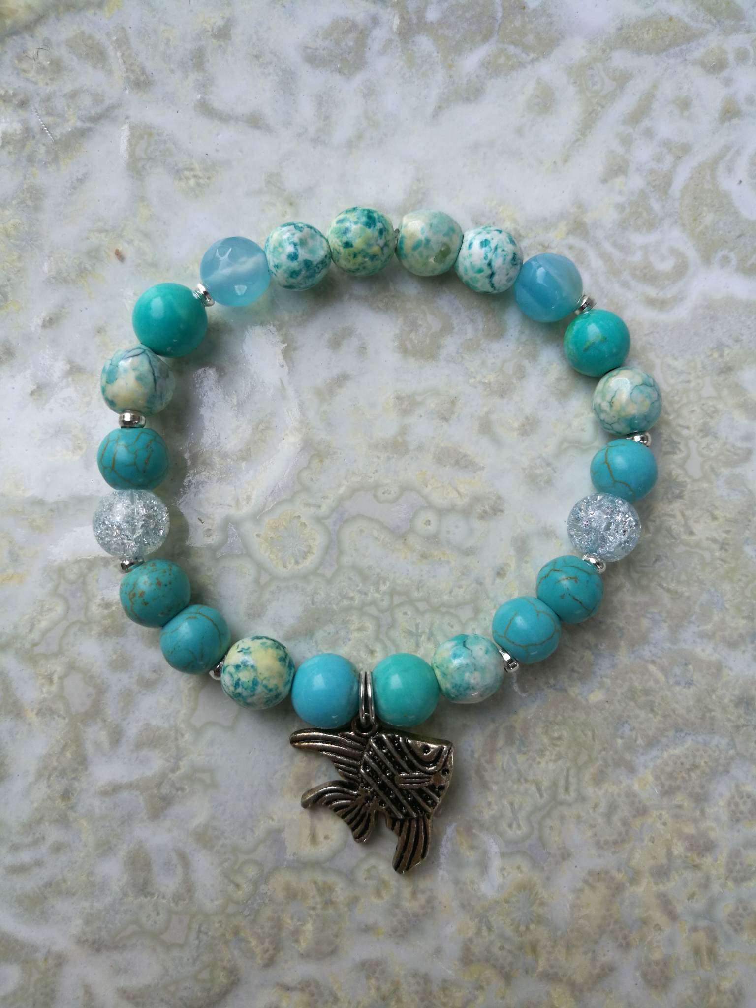 Poolvääriskividest käevõru  “Kala”- puuahhaat, mäekristall, jadeiit