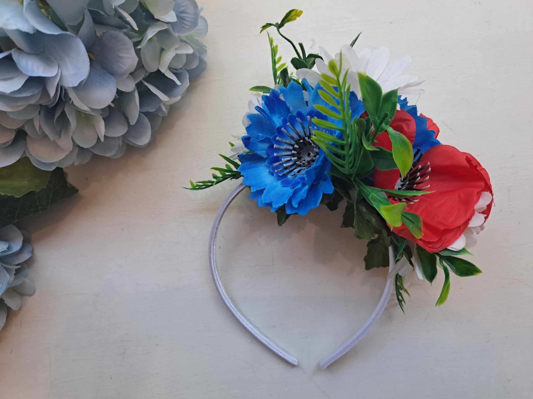 Kaunis rahvusromantiline peavõru: moonid, rukkililled ja karikakrad