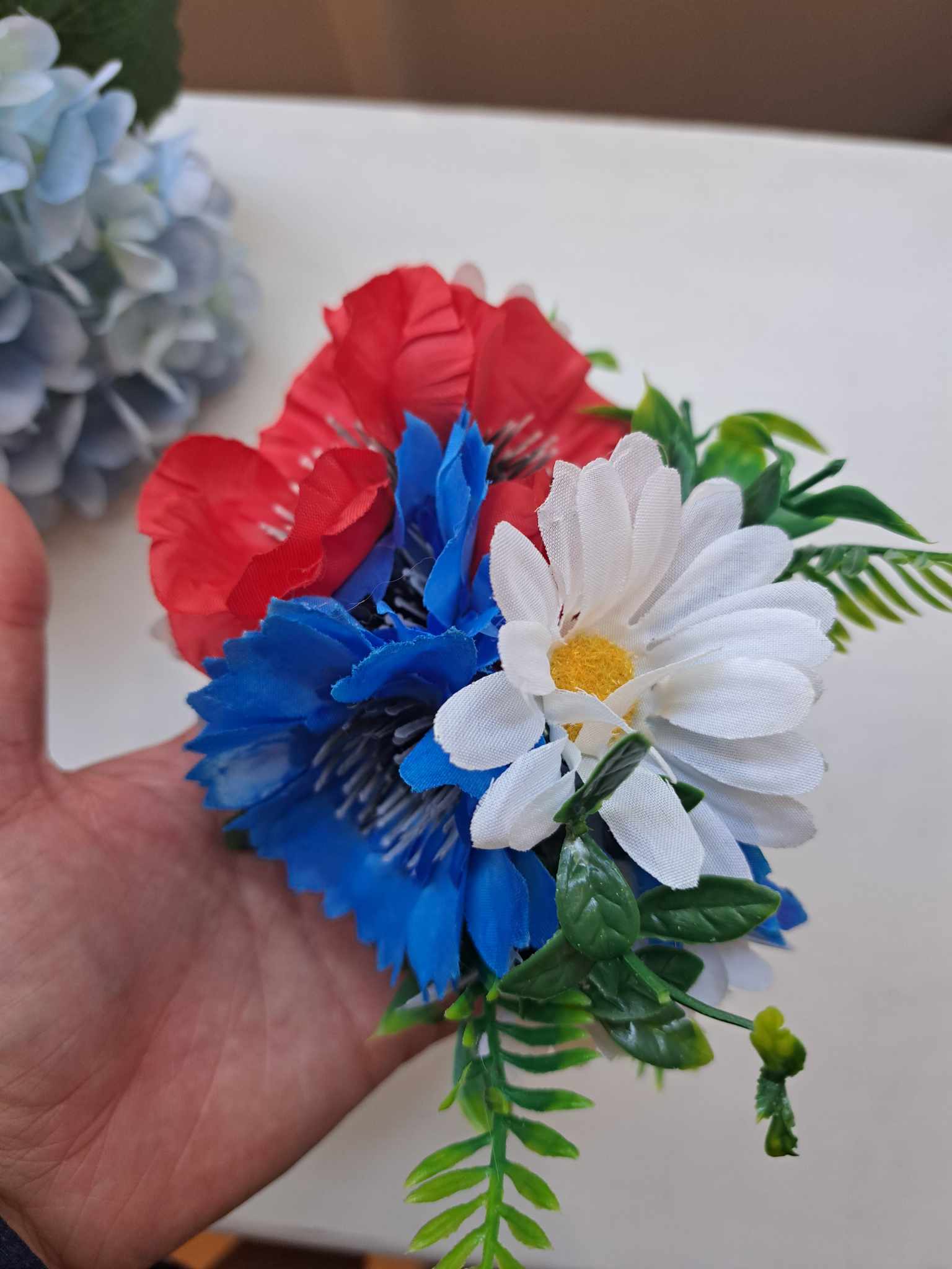 Kaunis rahvusromantiline peavõru: moonid, rukkililled ja karikakrad