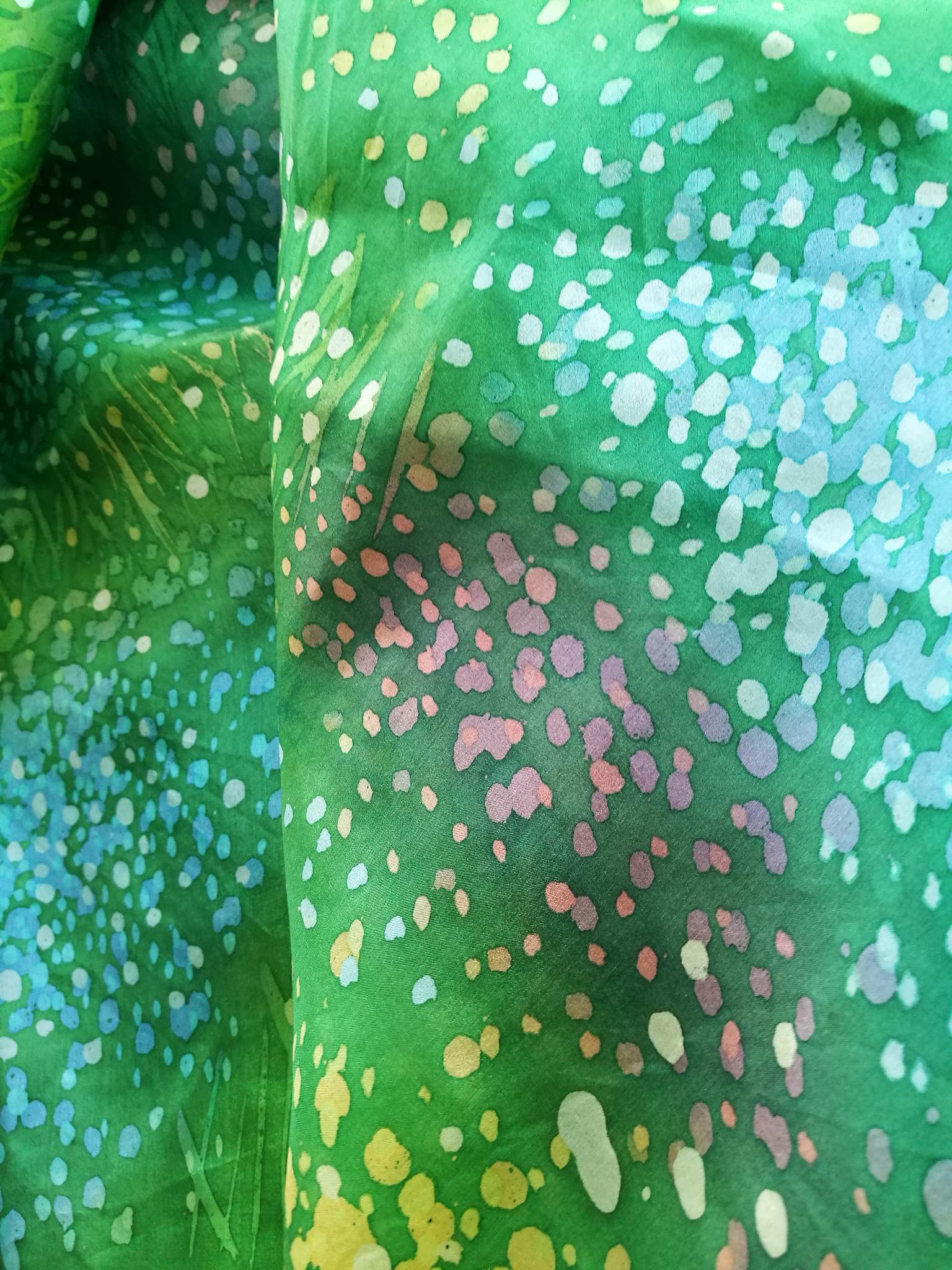 Kuumvaha tehnikas loodud siidirätik "Kevadine aas"