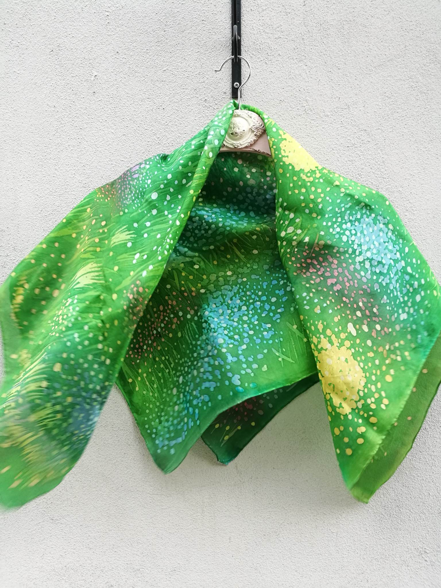 Kuumvaha tehnikas loodud siidirätik "Kevadine aas"