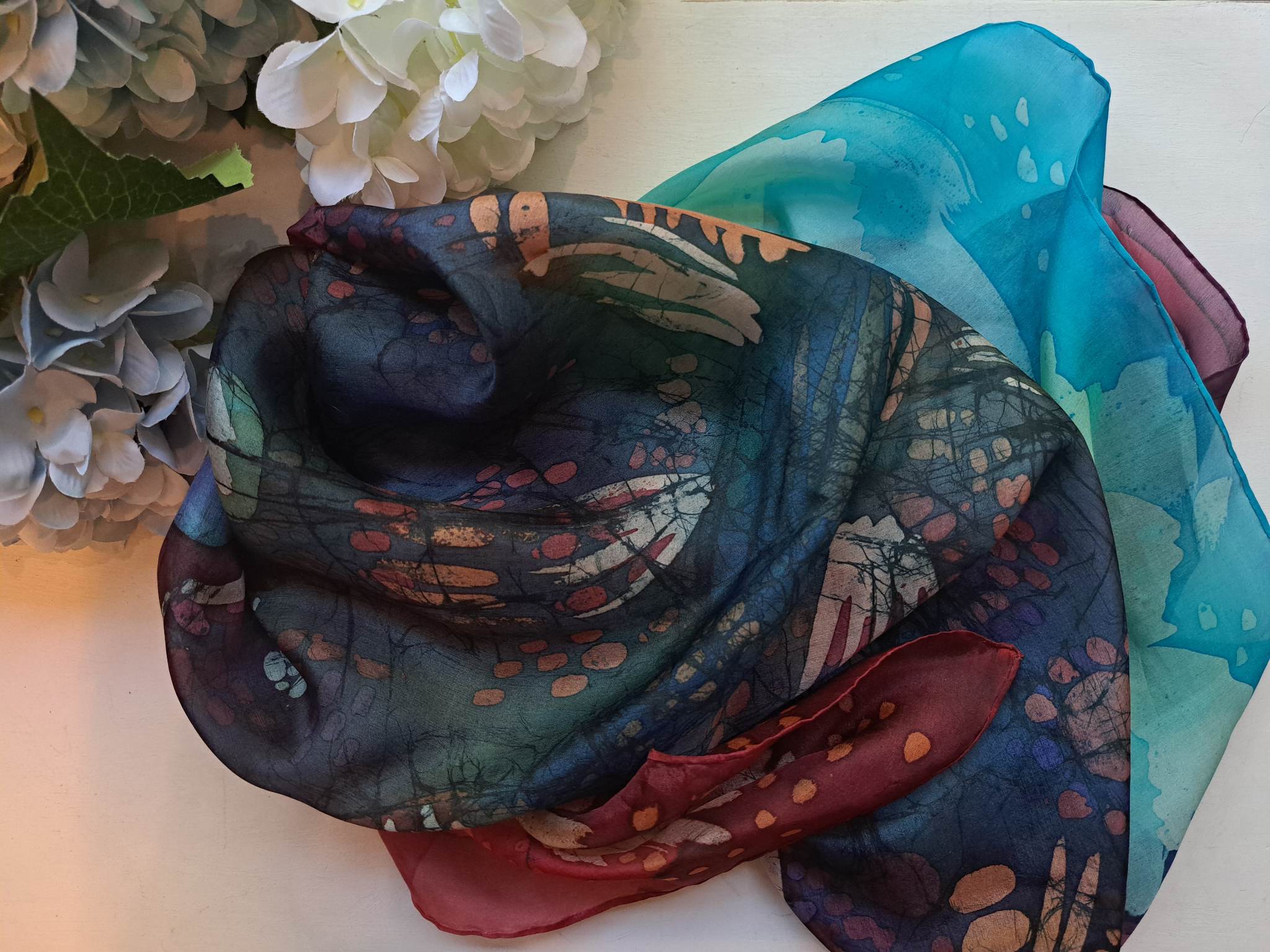 Kuumvaha tehnikas loodud siidirätik "Liblikalend"