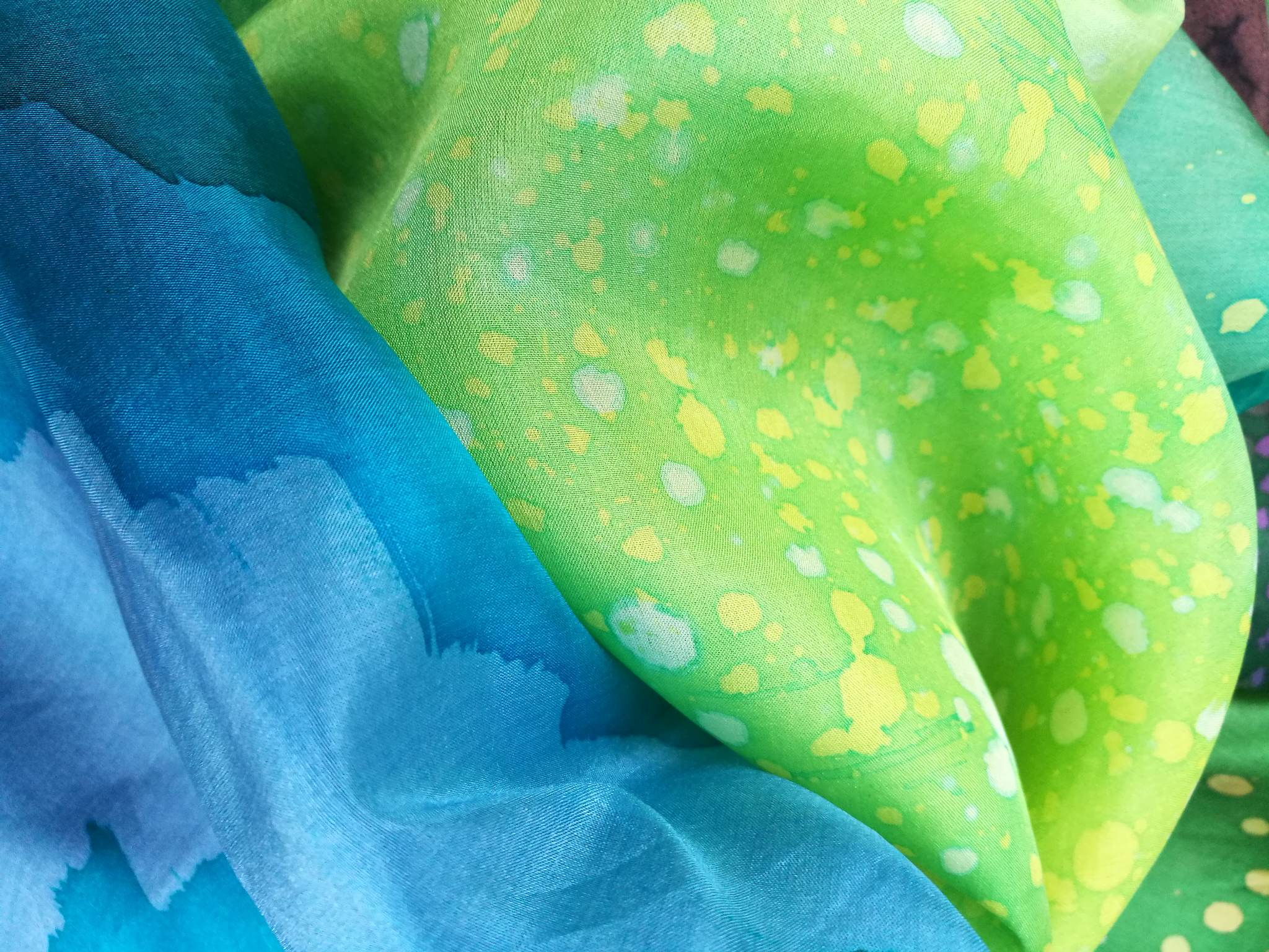 Kuumvaha tehnikas loodud siidirätik "Virmalised"