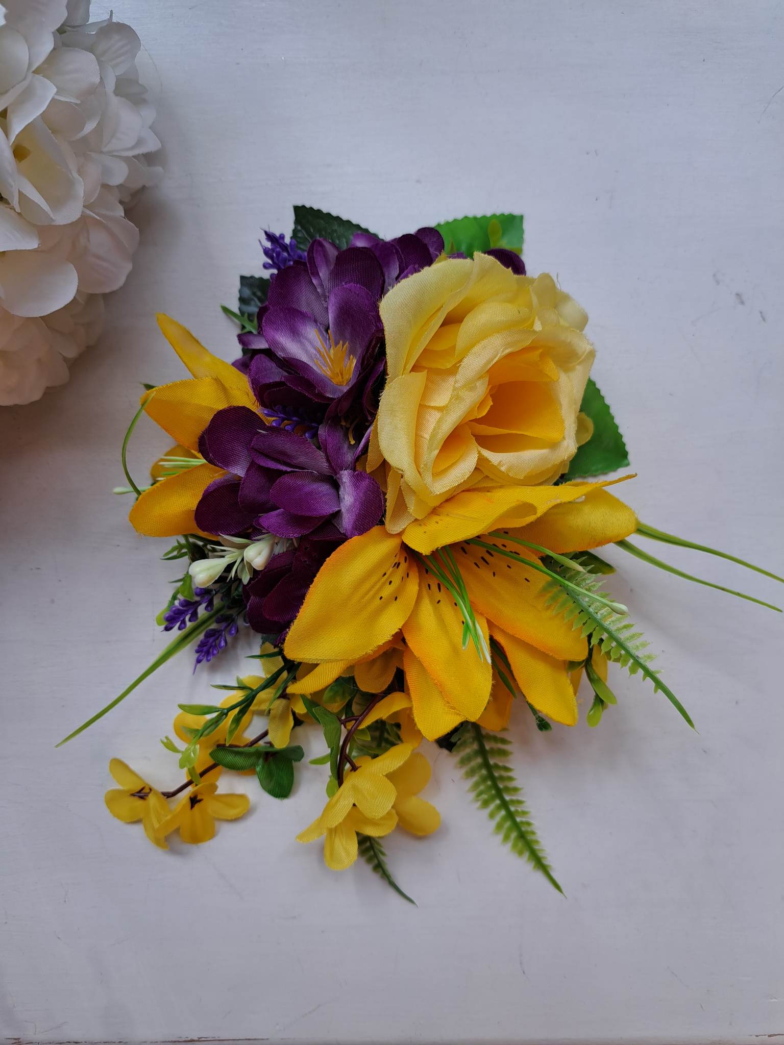 Kunstlilledest lopsakas pross- liiliad, roos, freesia