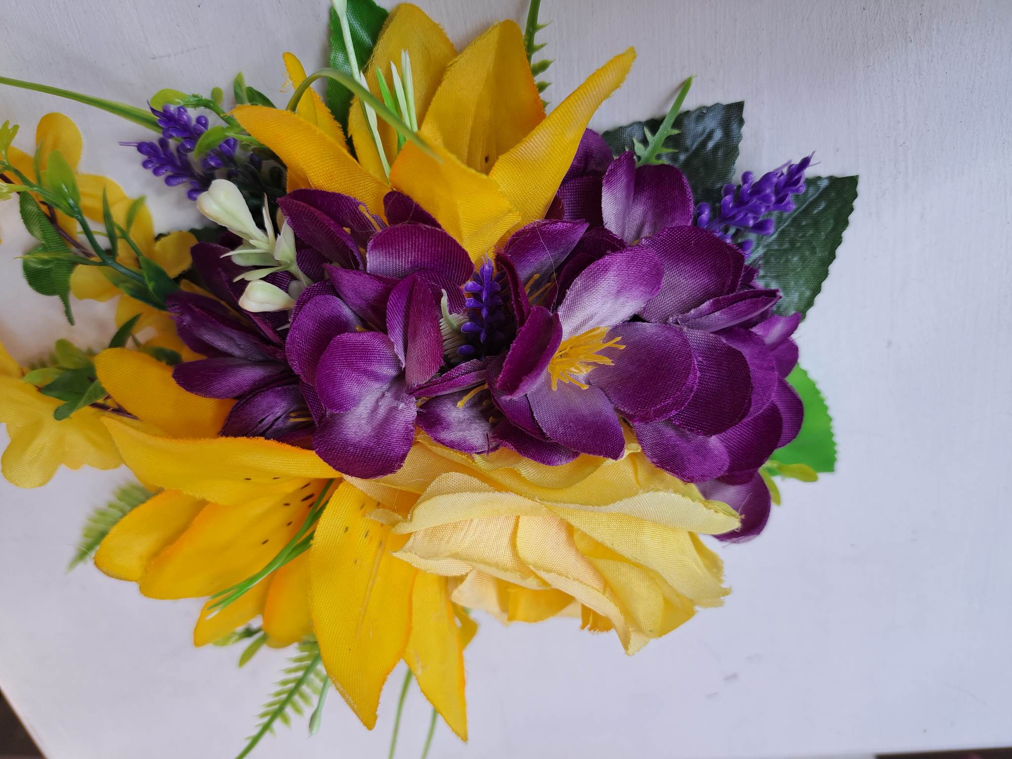 Kunstlilledest lopsakas pross- liiliad, roos, freesia