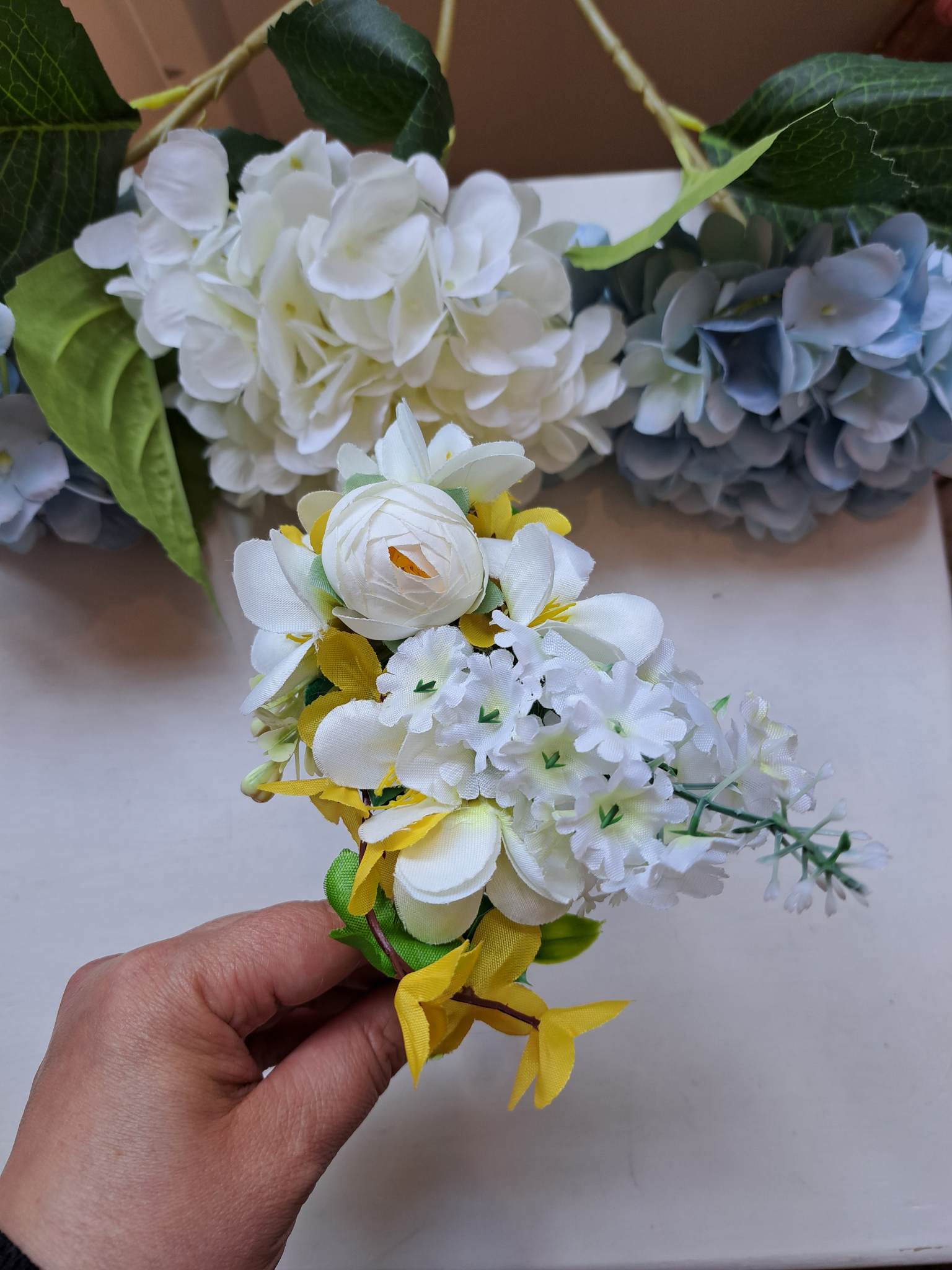 Kaunis romantiline peavõru: valge sirel ja teeroosid