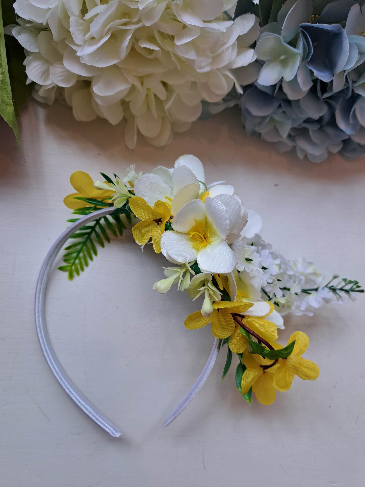 Kaunis romantiline peavõru: valge sirel ja teeroosid