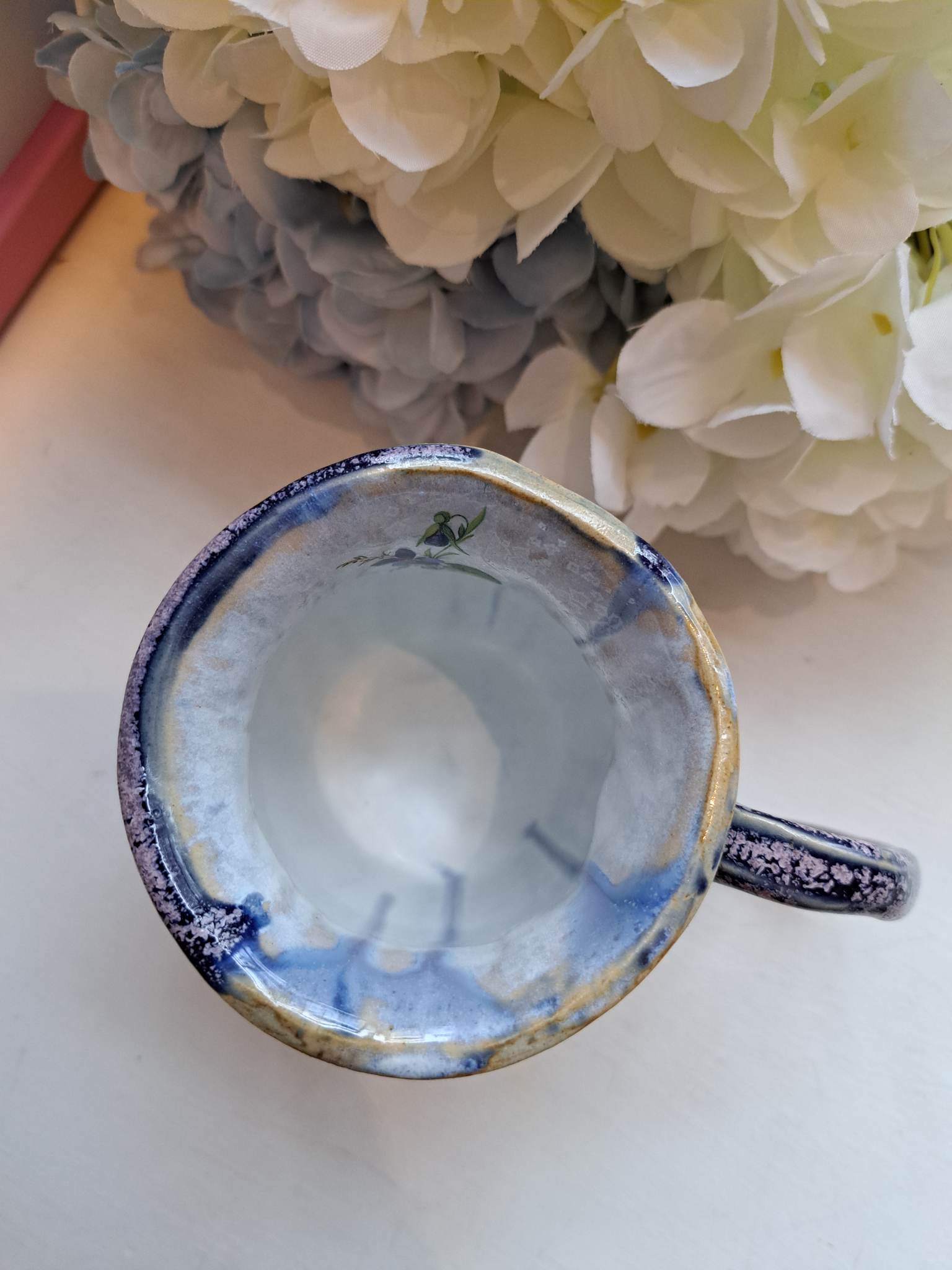 Käsitsi meisterdatud keraamiline kruus "Kannikesed"