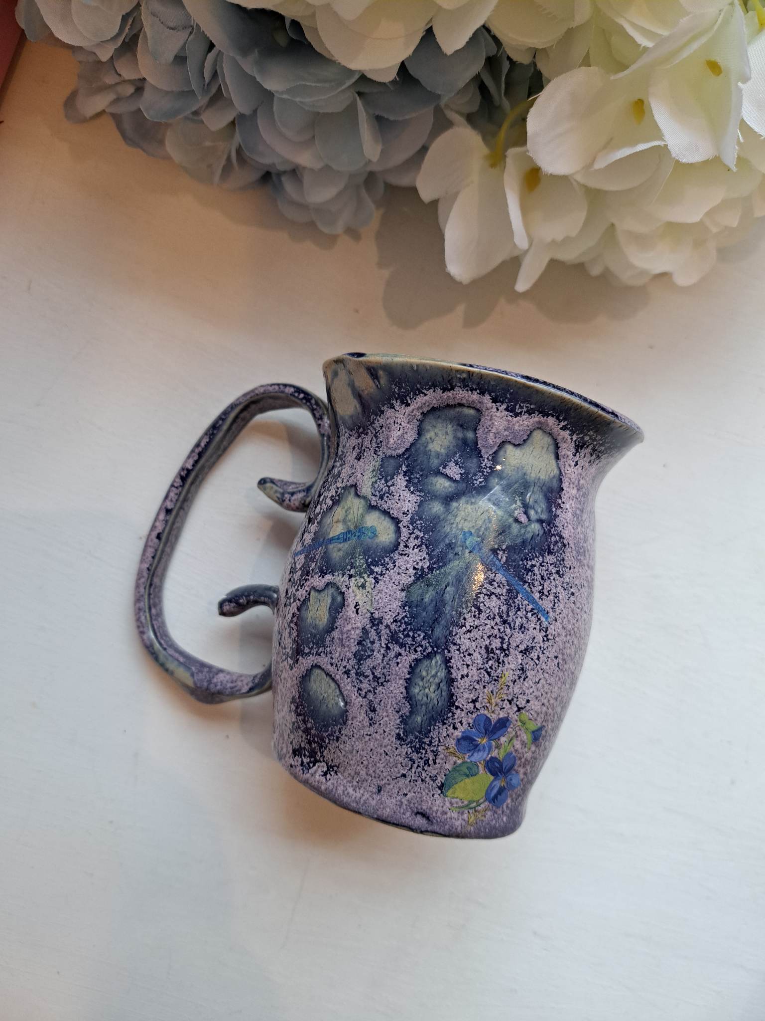 Käsitsi meisterdatud keraamiline kruus "Kannikesed"