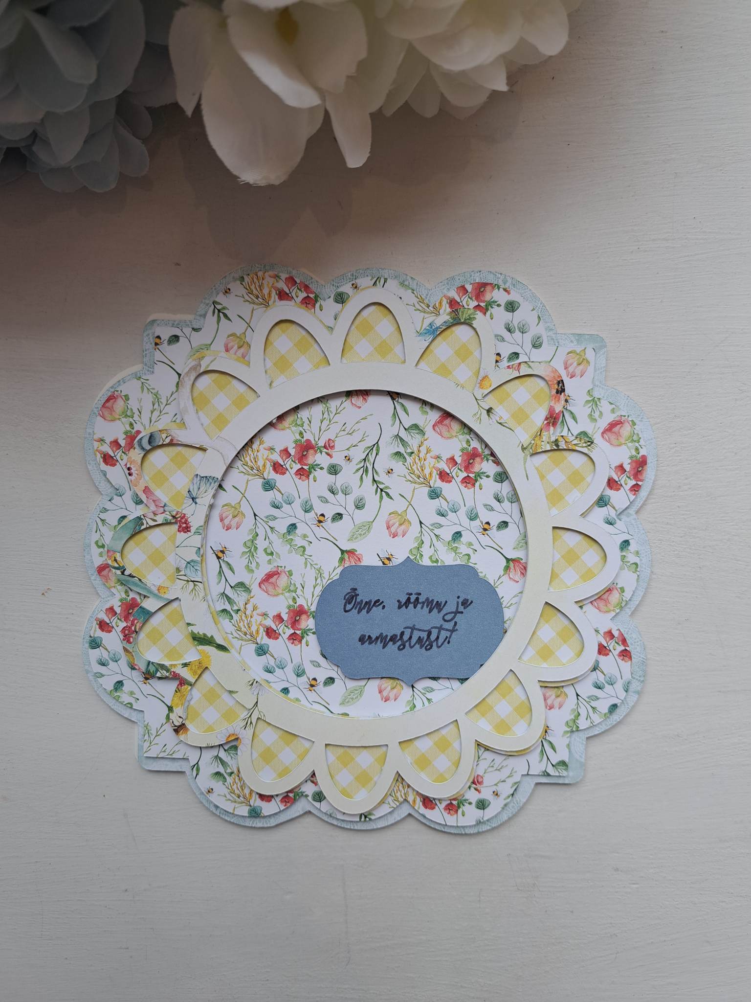 Õnnitluskaart tähtpäevaks "Õnne, rõõmu ja armastust!", moonid ja roosid