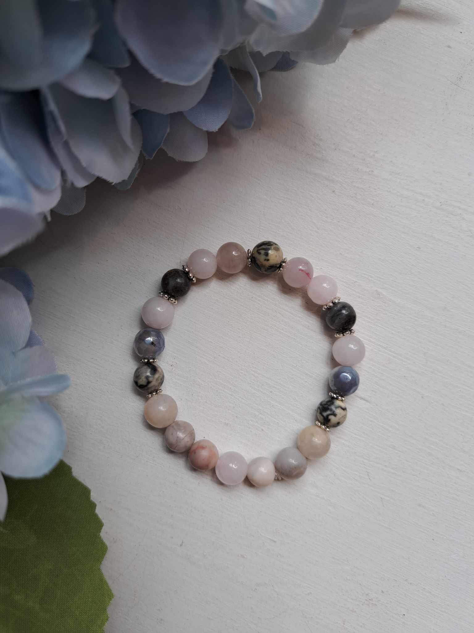 Poolvääriskividest käevõru “Stabiilsus" - roosa kvarts, labradoriit, japsis