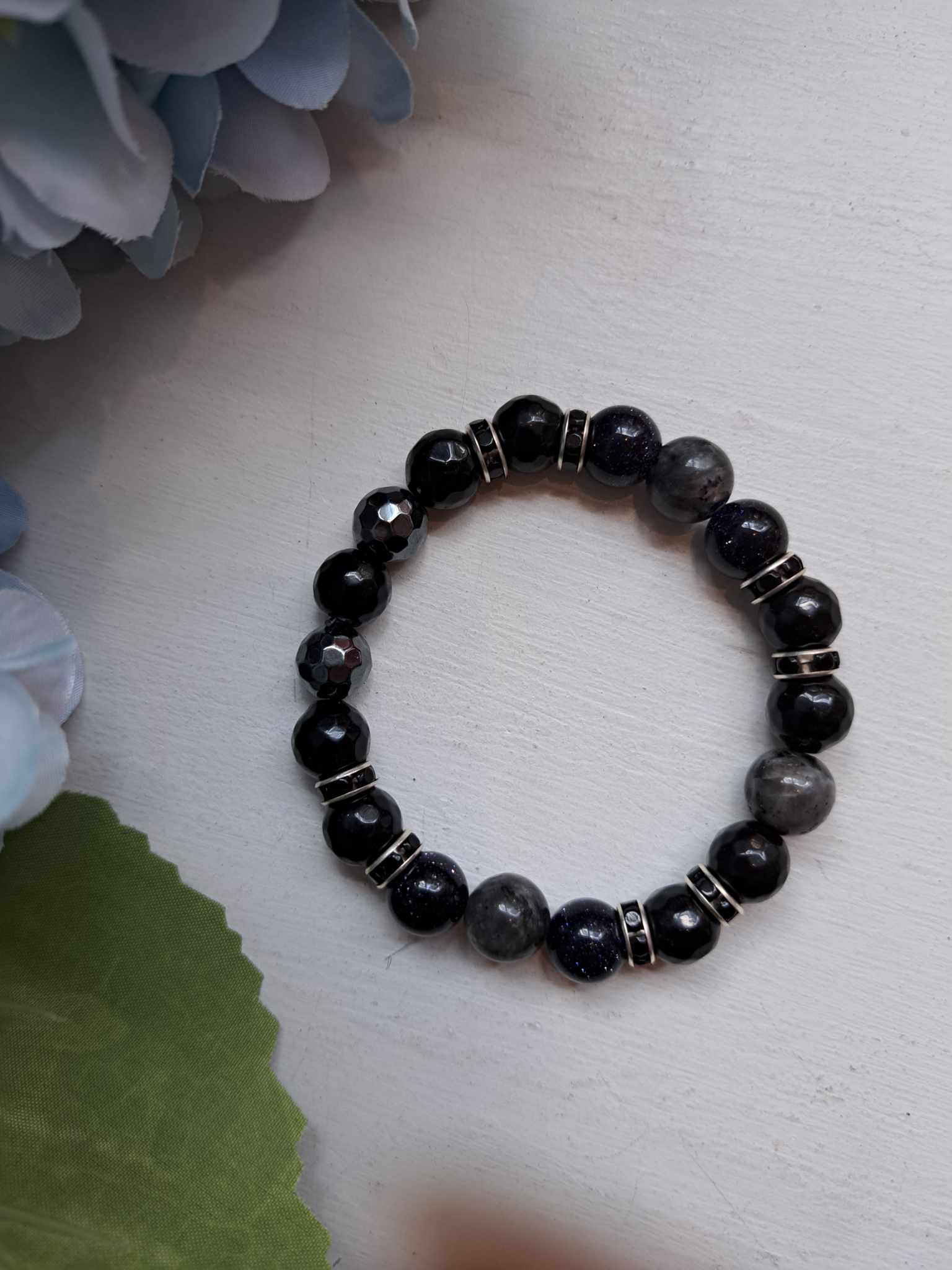 Poolvääriskividest käevõru “Spirituaalsus" - labradoriit, obsidiaan, hematiit, sinine laavakivi