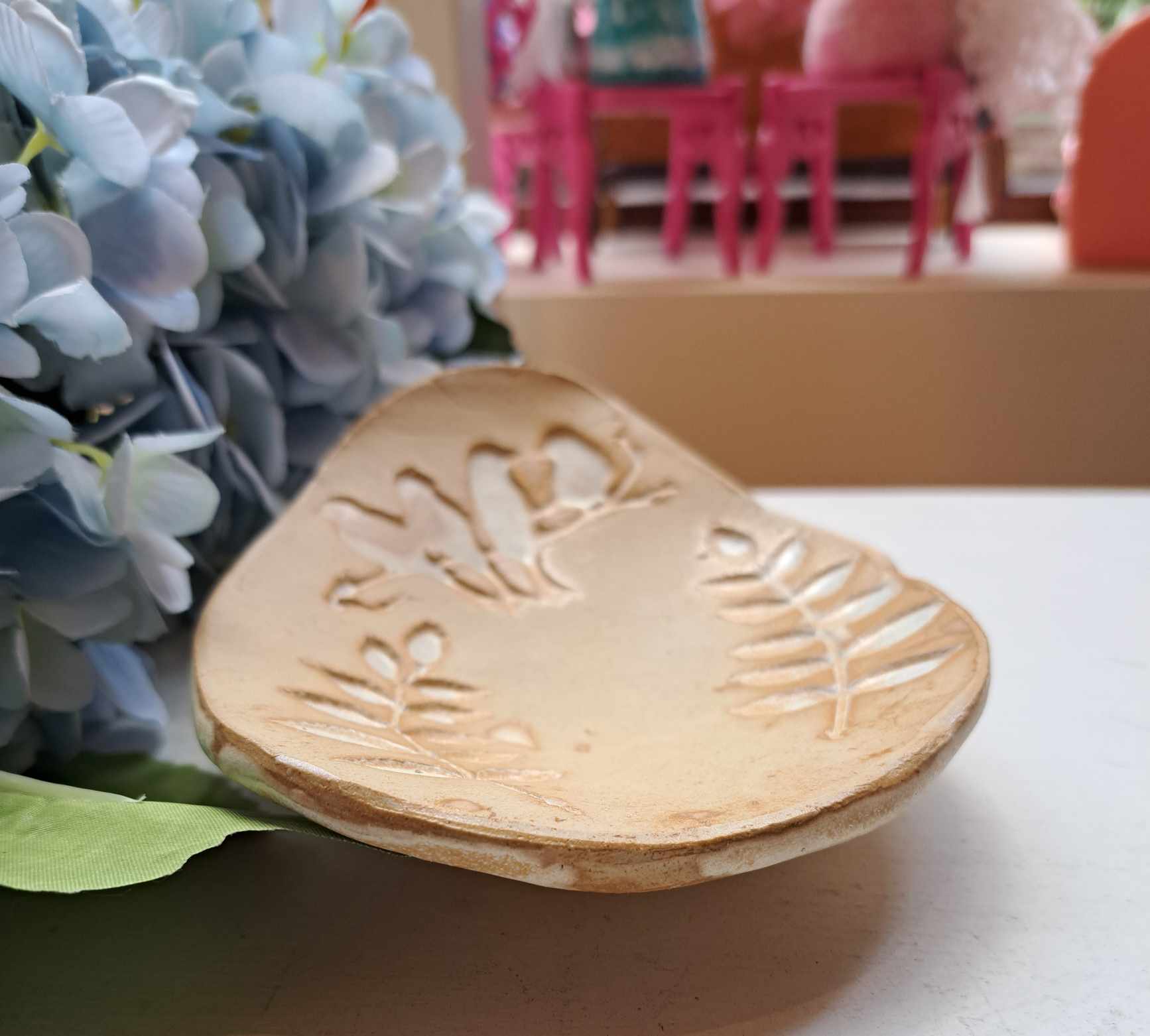 Käsitsi meisterdatud keraamiline alus "Linnukesed"