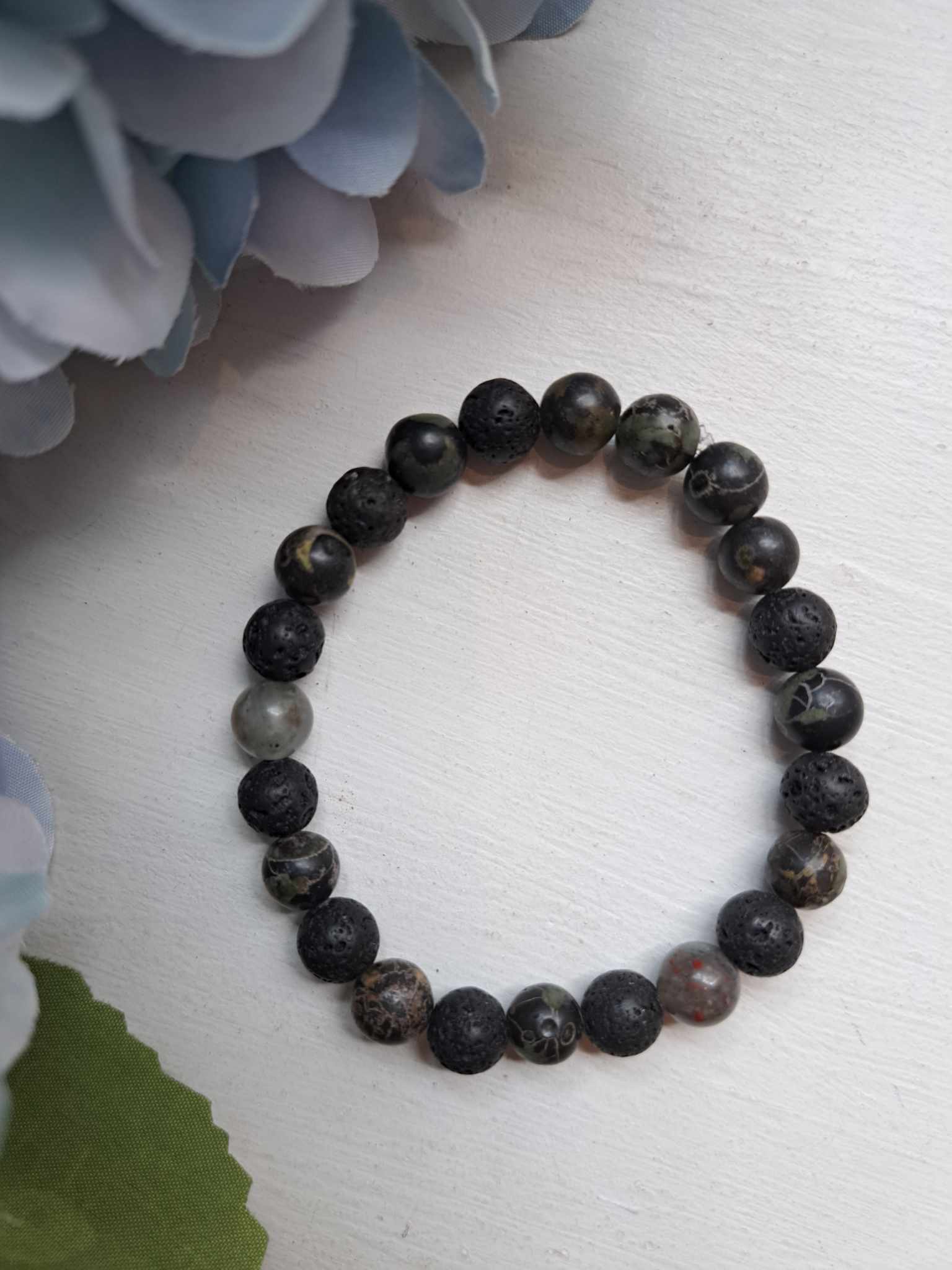 Poolvääriskividest käevõru “Tahtejõud" - laavakivi, japsis, verekivi