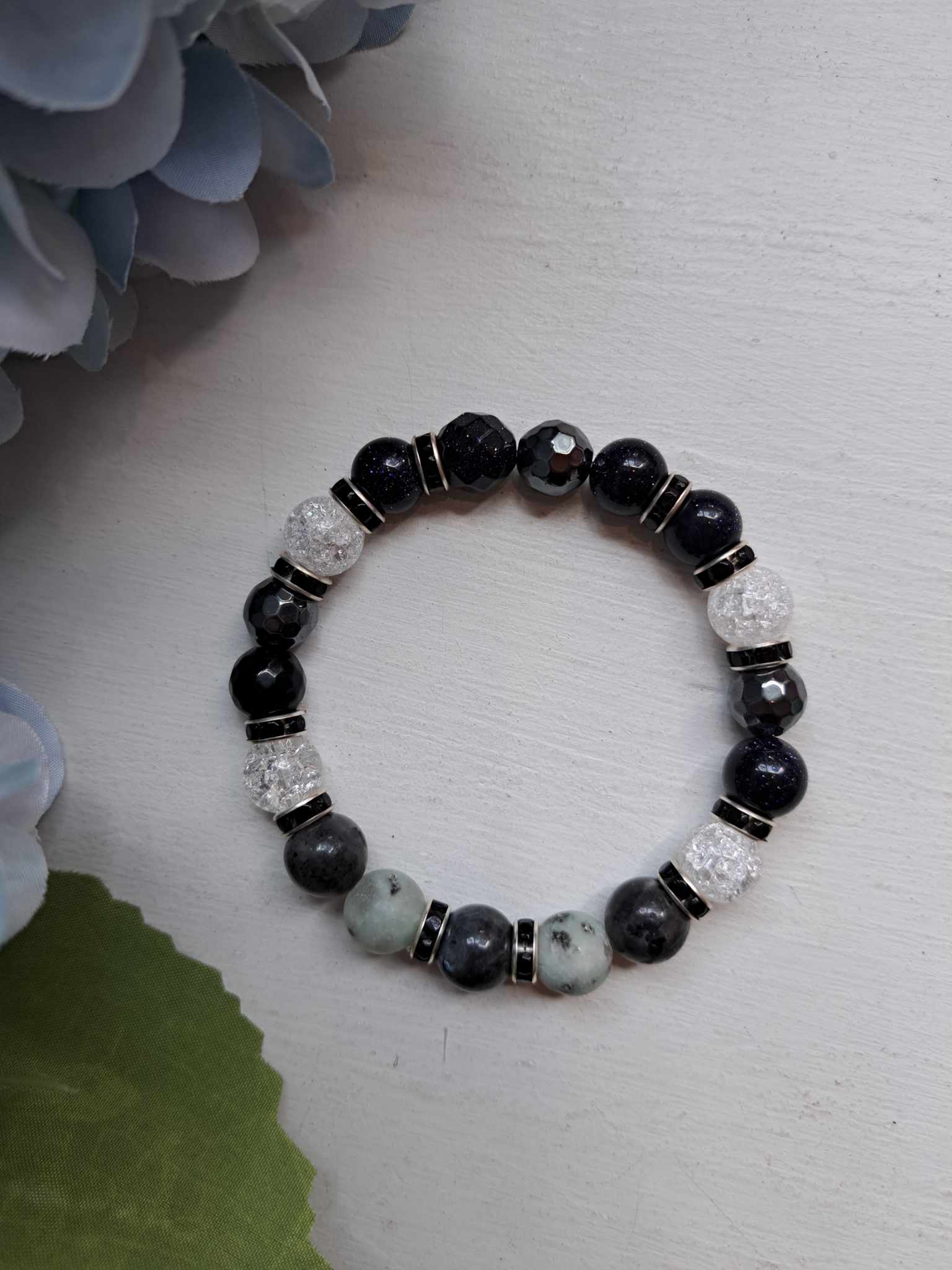 Poolvääriskividest käevõru “Tasakaal"- labradoriit, mäekristall, larimar, hematiit, sinine laavakivi