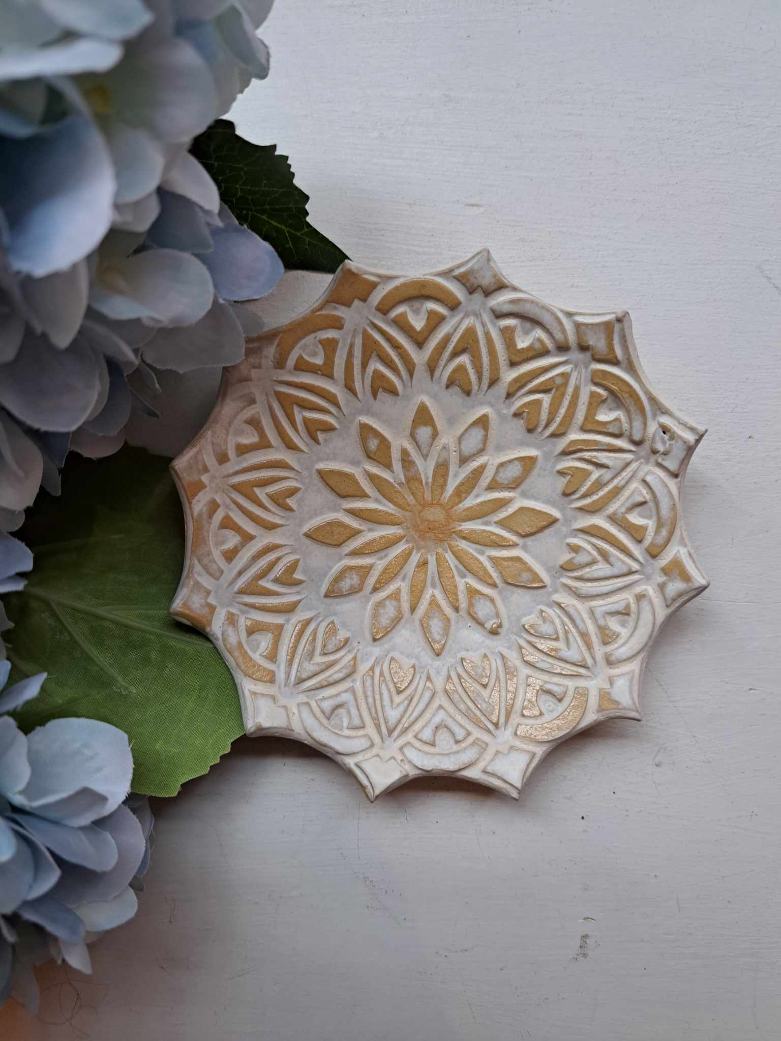 Käsitsi meisterdatud keraamiline alus "Mandala"