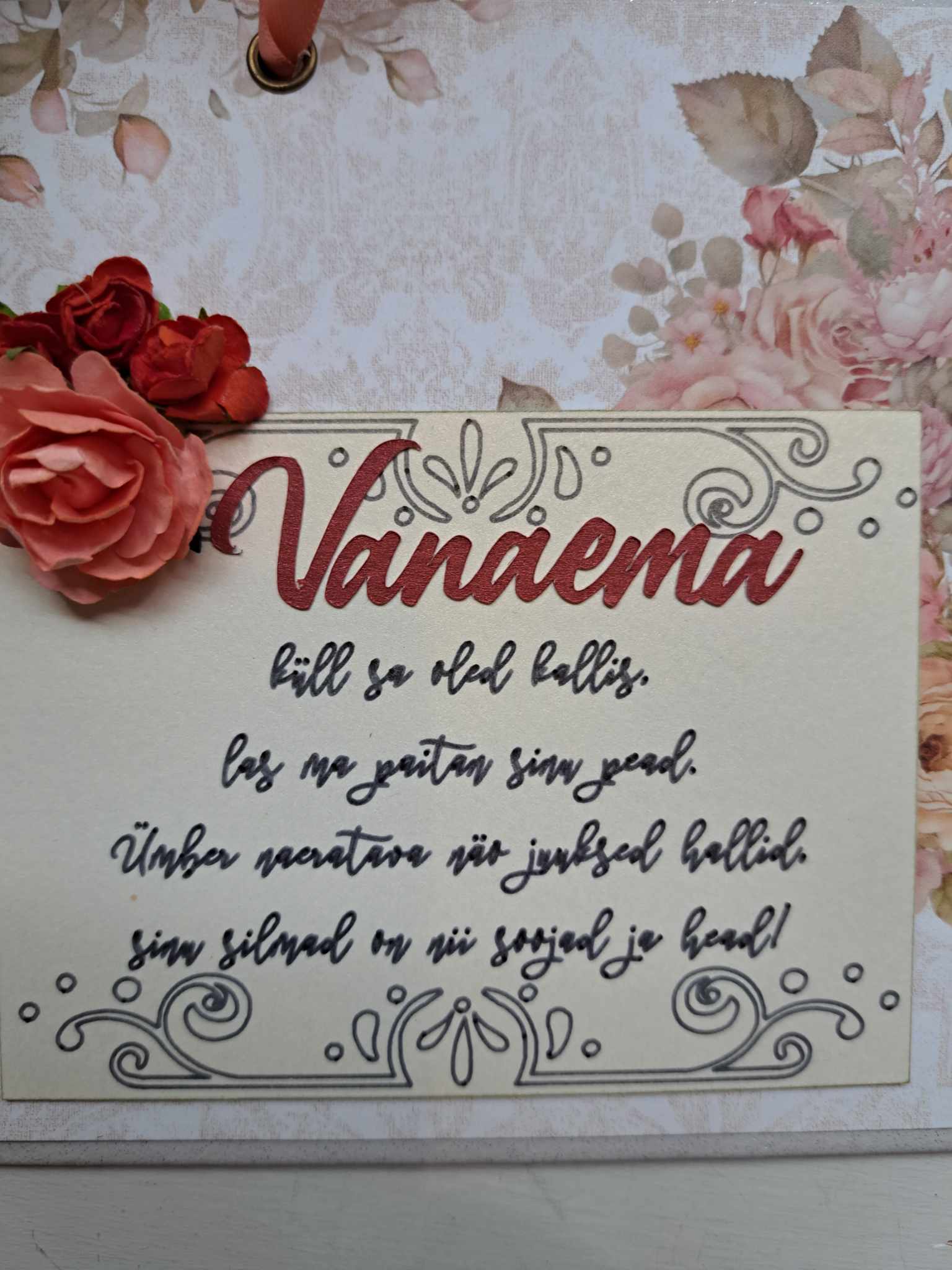 Seinatahvel "Vanaema", raamatutega
