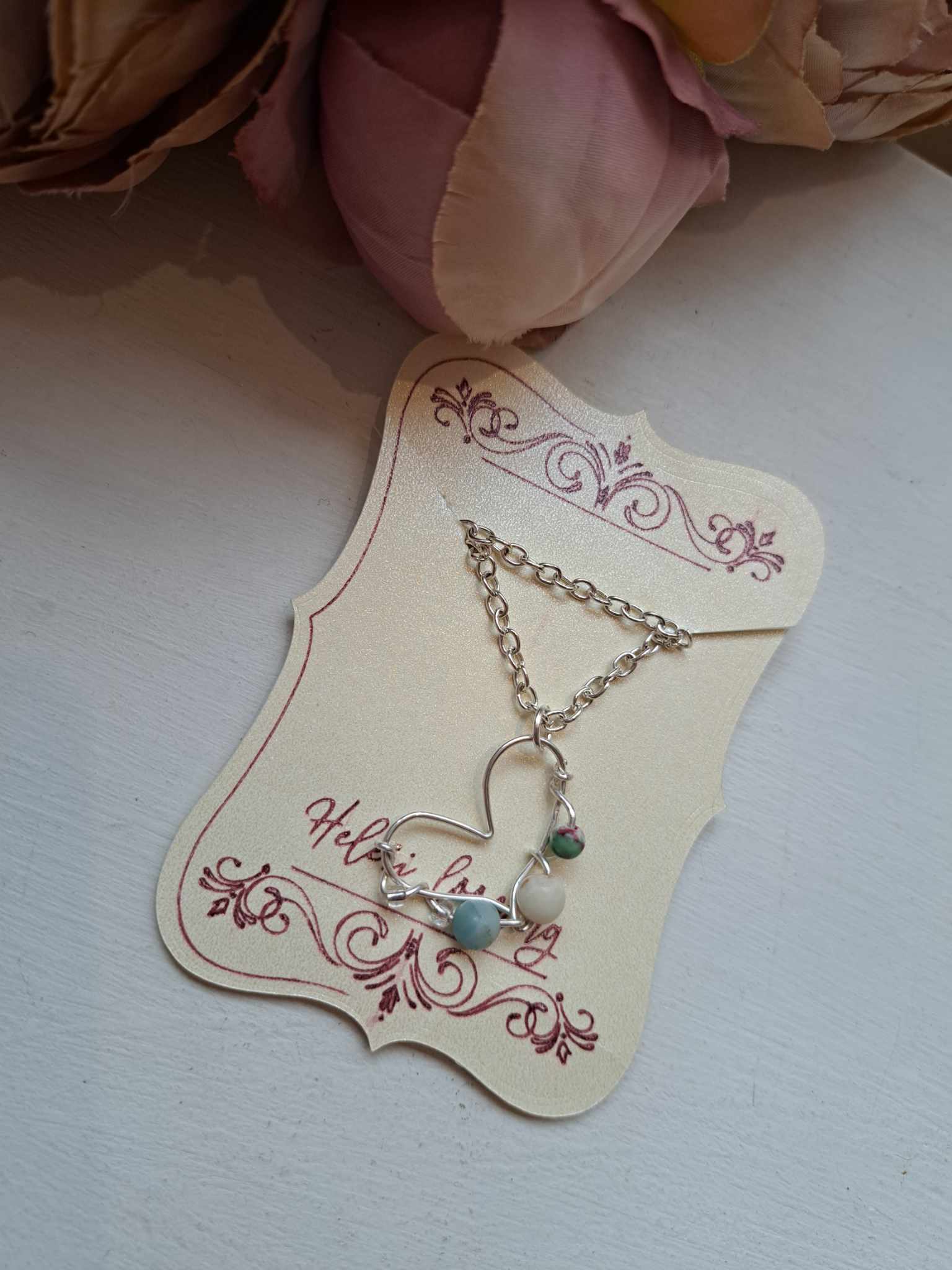 Kaunis traadist detailiga kaelakee "Süda"