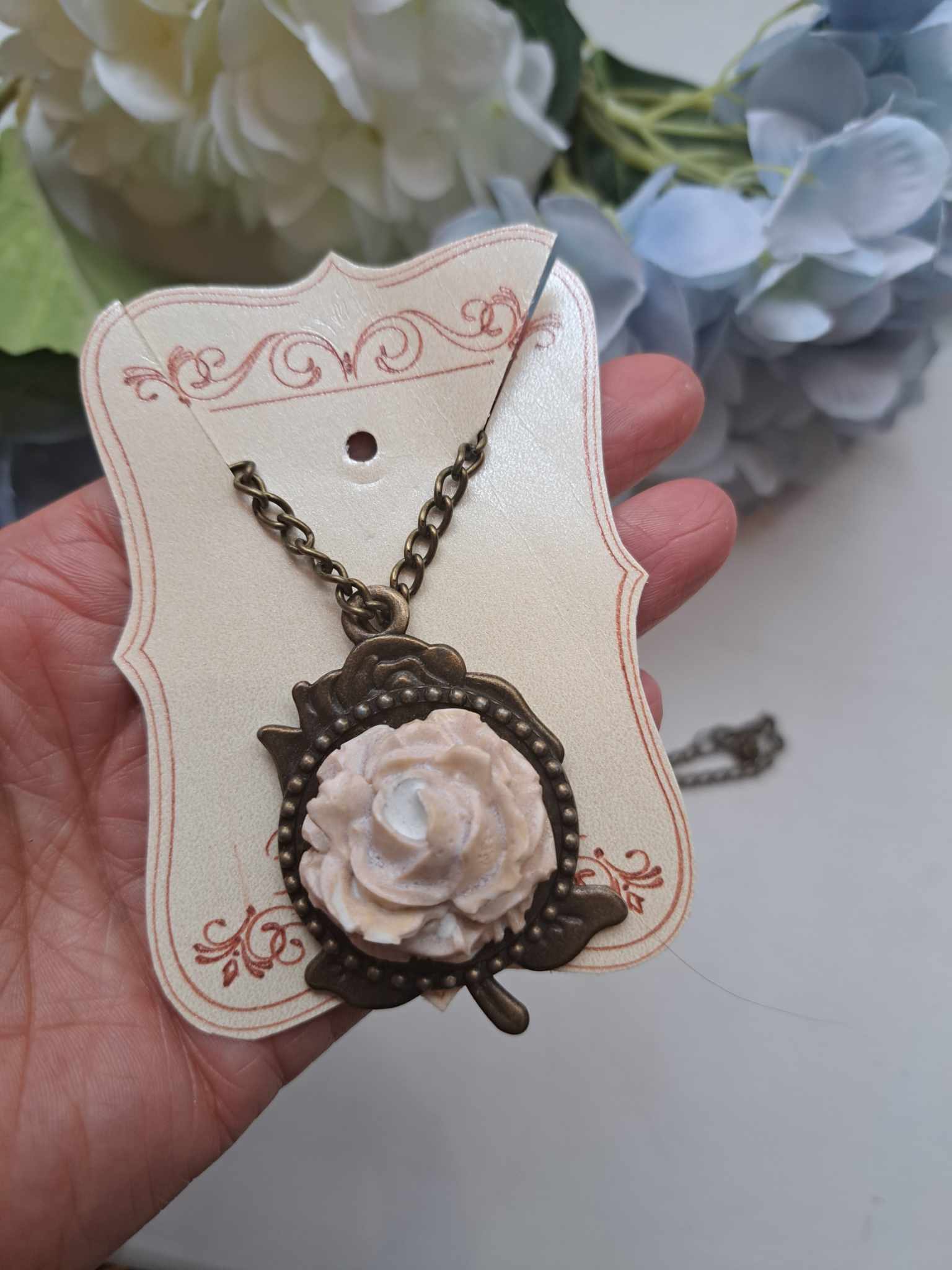 Kaunis portselanist kaelakee "Heleroosa roos"