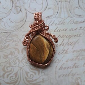 Vasktraadist punutud ripats ja kee- piltjaspis