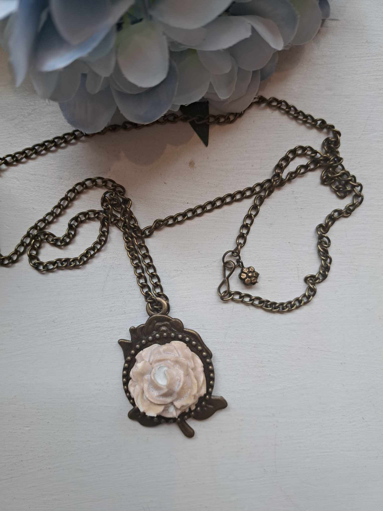 Kaunis portselanist kaelakee "Heleroosa roos"