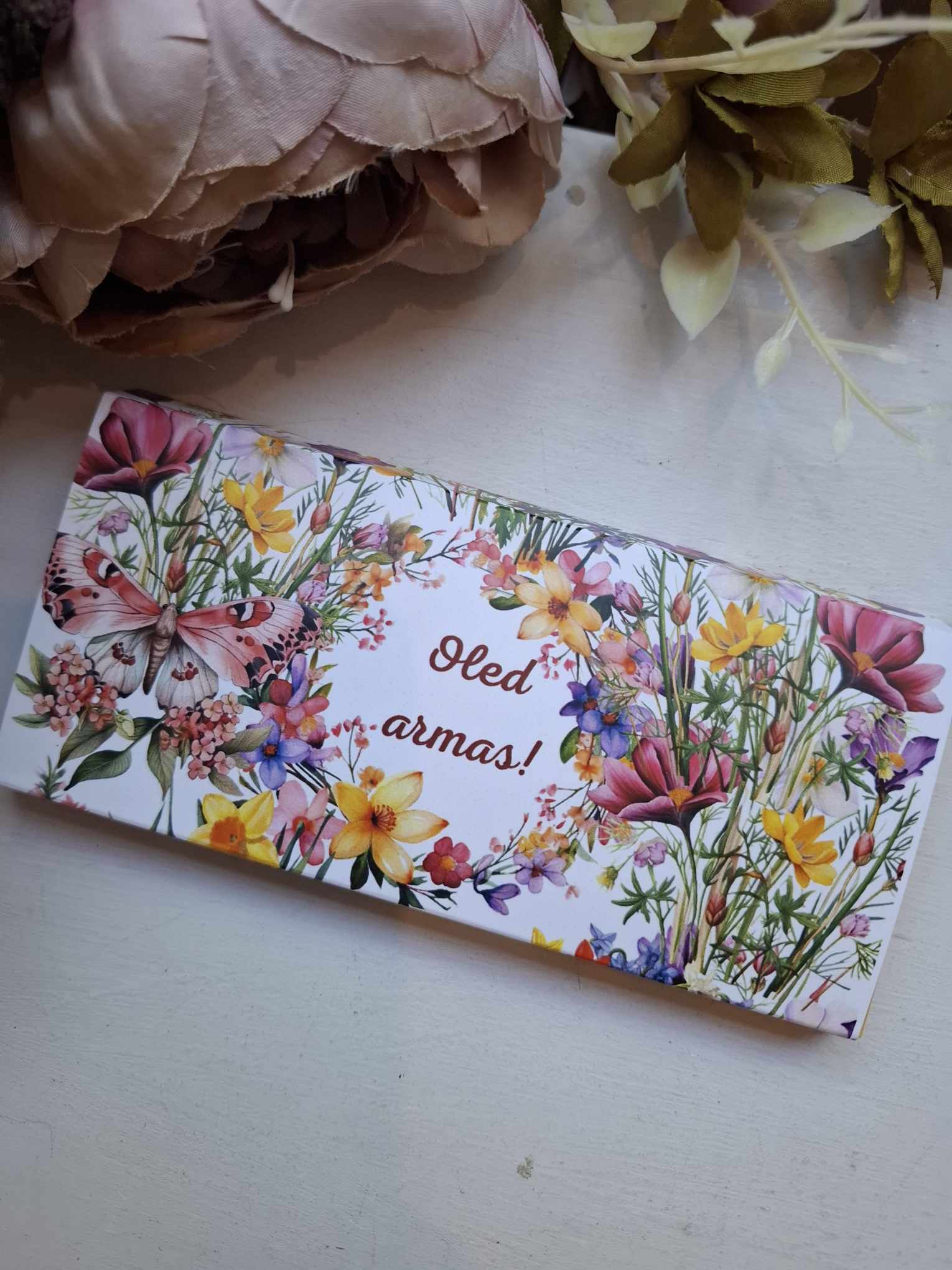 Disainitud ümbrisega šokolaad "Oled armas!", lilled ja liblikad