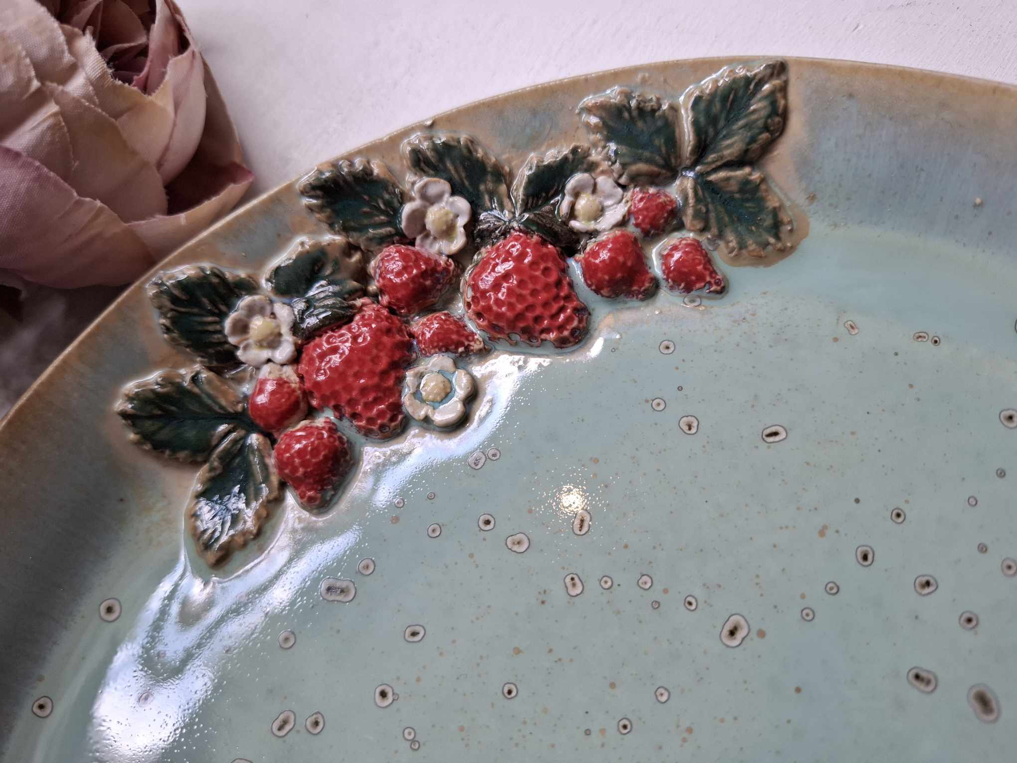 Kaunis keraamiline vaagen "Maasikad"