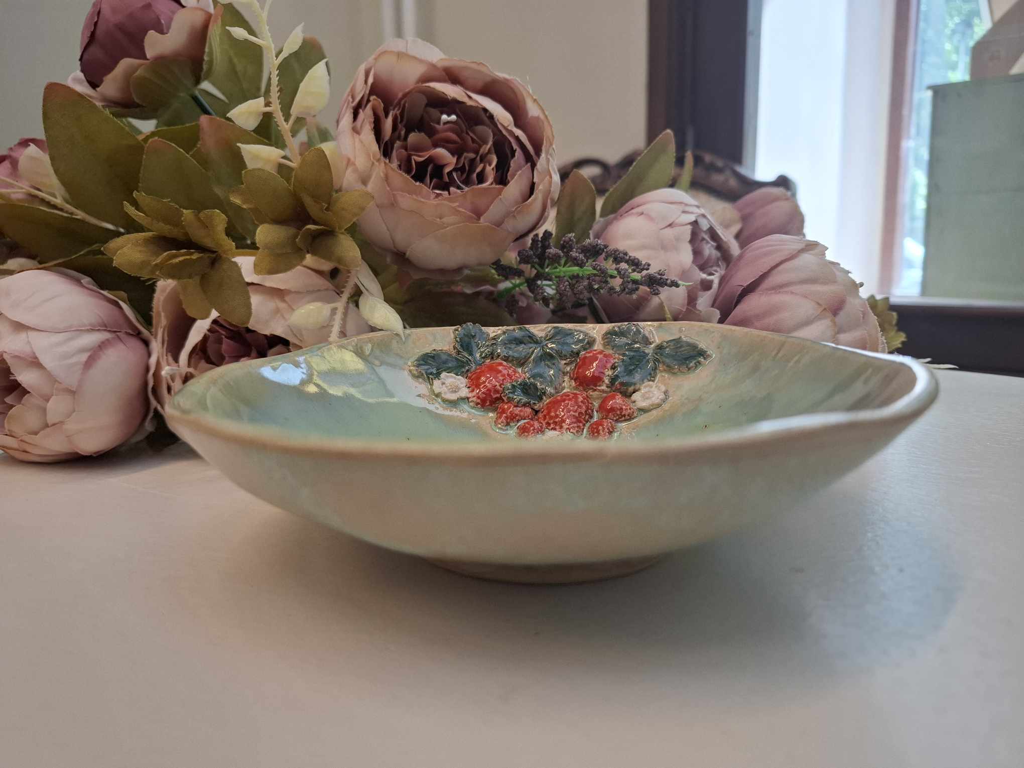 Käsitsi meisterdatud keraamiline kauss "Maasikad"