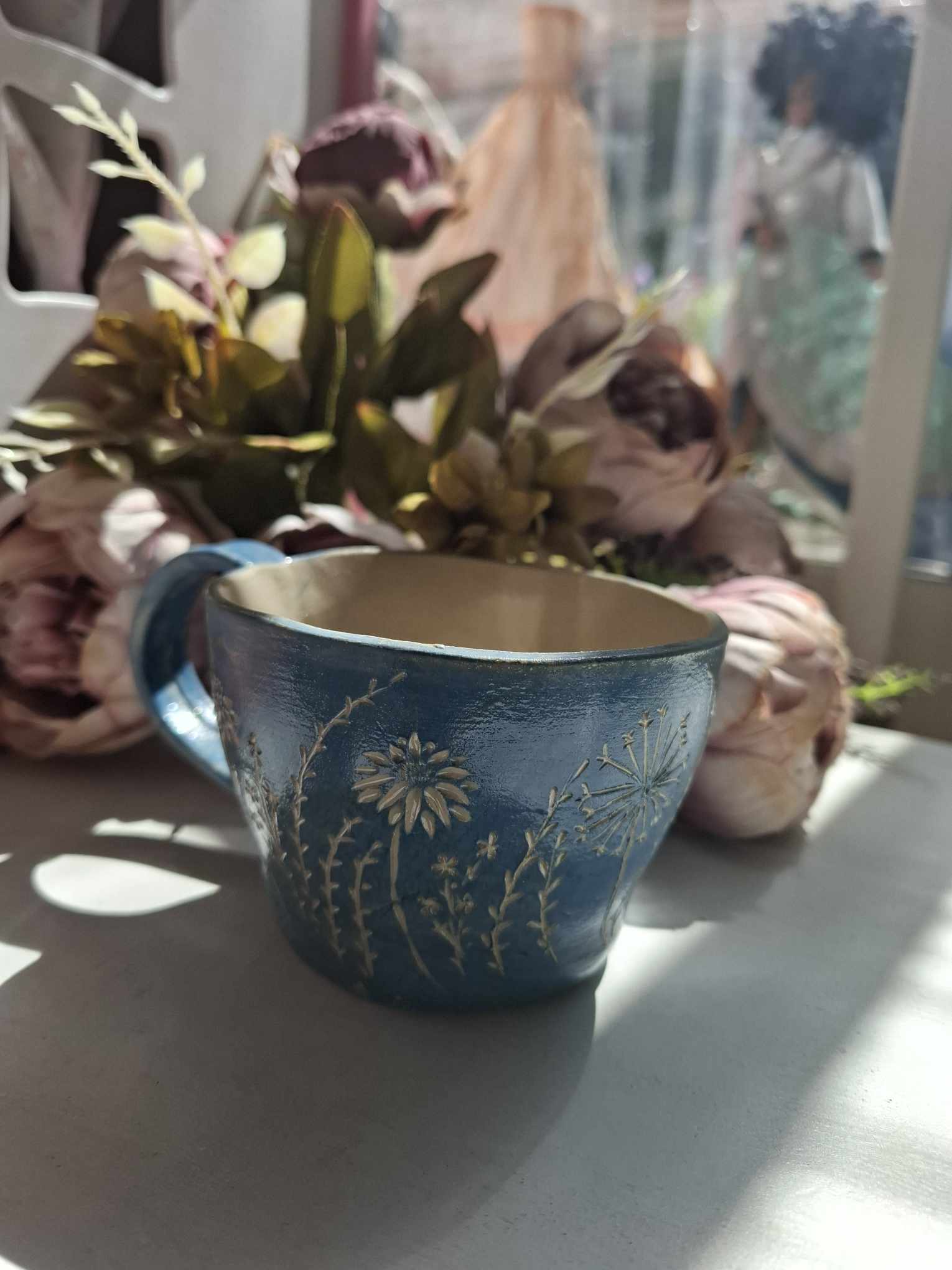 Sgrafiito tehnikas valminud keraamiline kruus "Lilled"