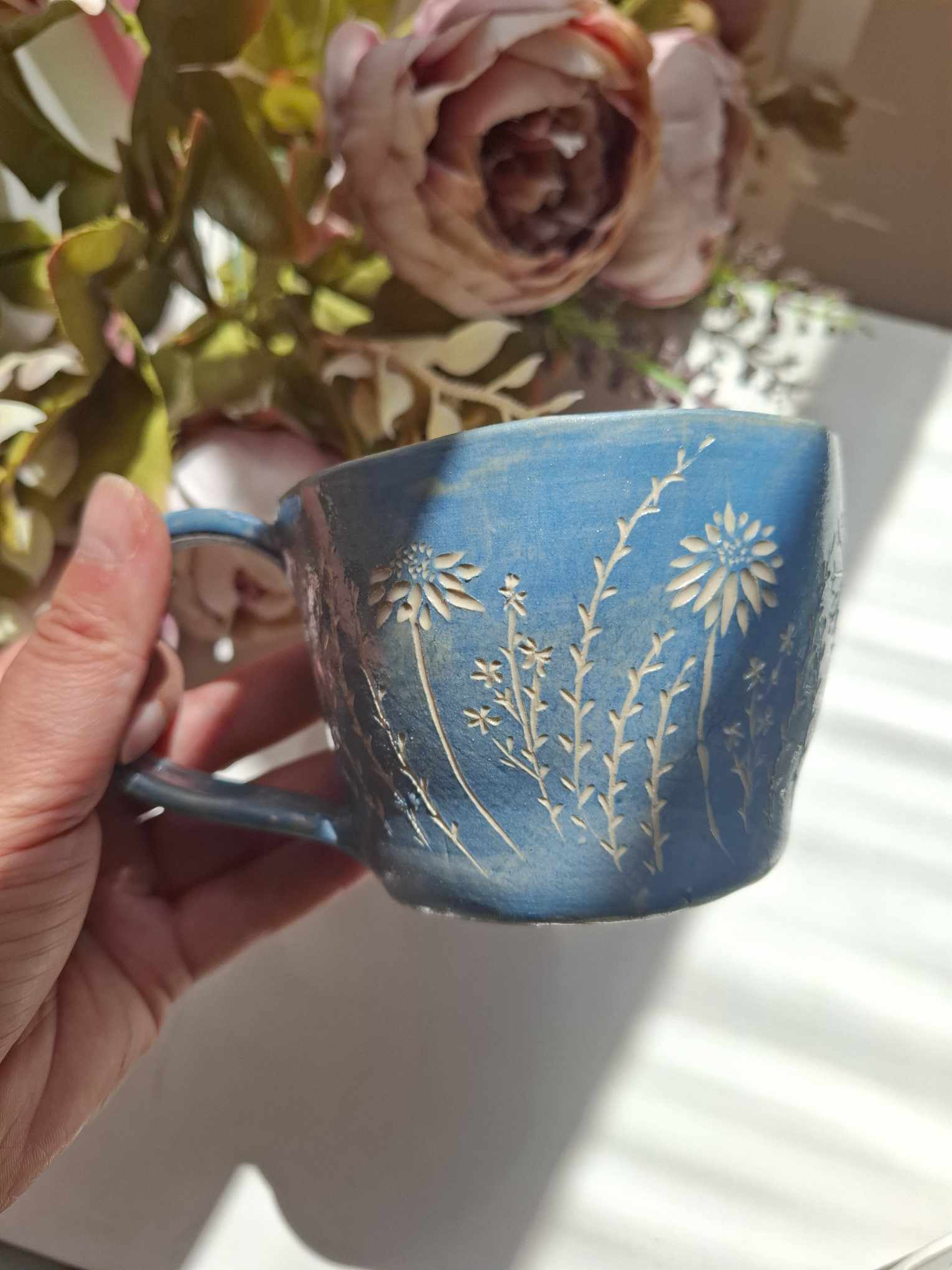 Sgrafiito tehnikas valminud keraamiline kruus "Lilled"