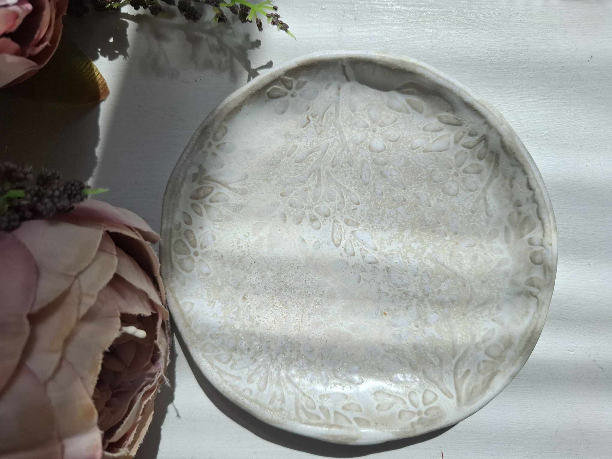 Käsitsi meisterdatud keraamiline alus "Valged lilled"