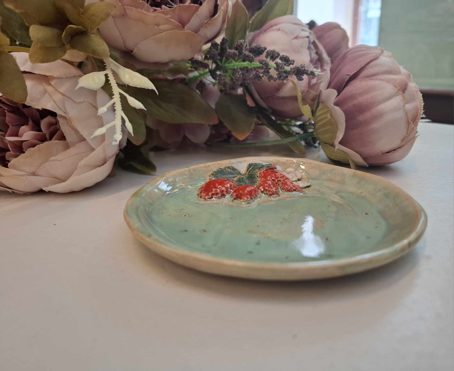 Käsitsi meisterdatud keraamiline alus "Maasikad"