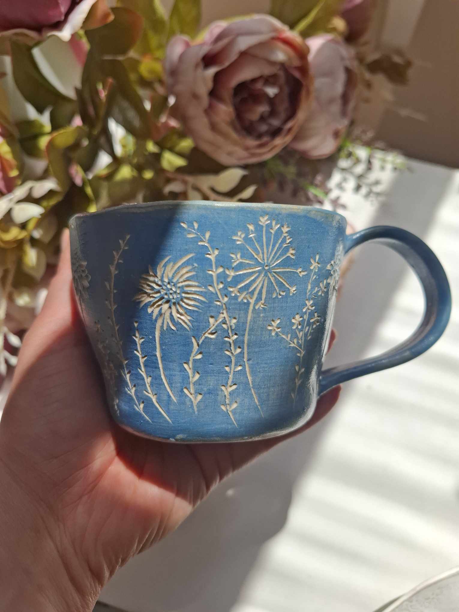 Sgrafiito tehnikas valminud keraamiline kruus "Lilled"