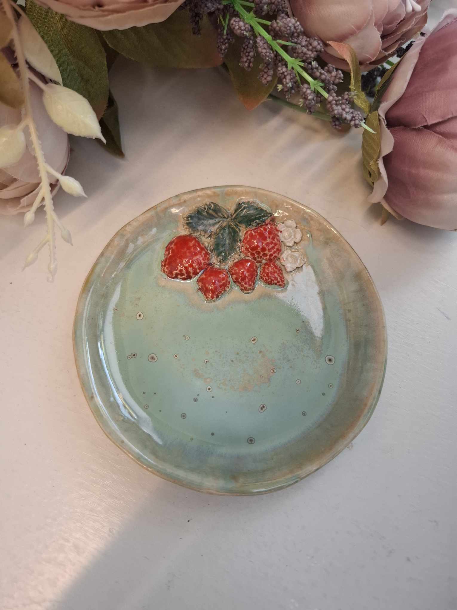 Käsitsi meisterdatud keraamiline alus "Maasikad"
