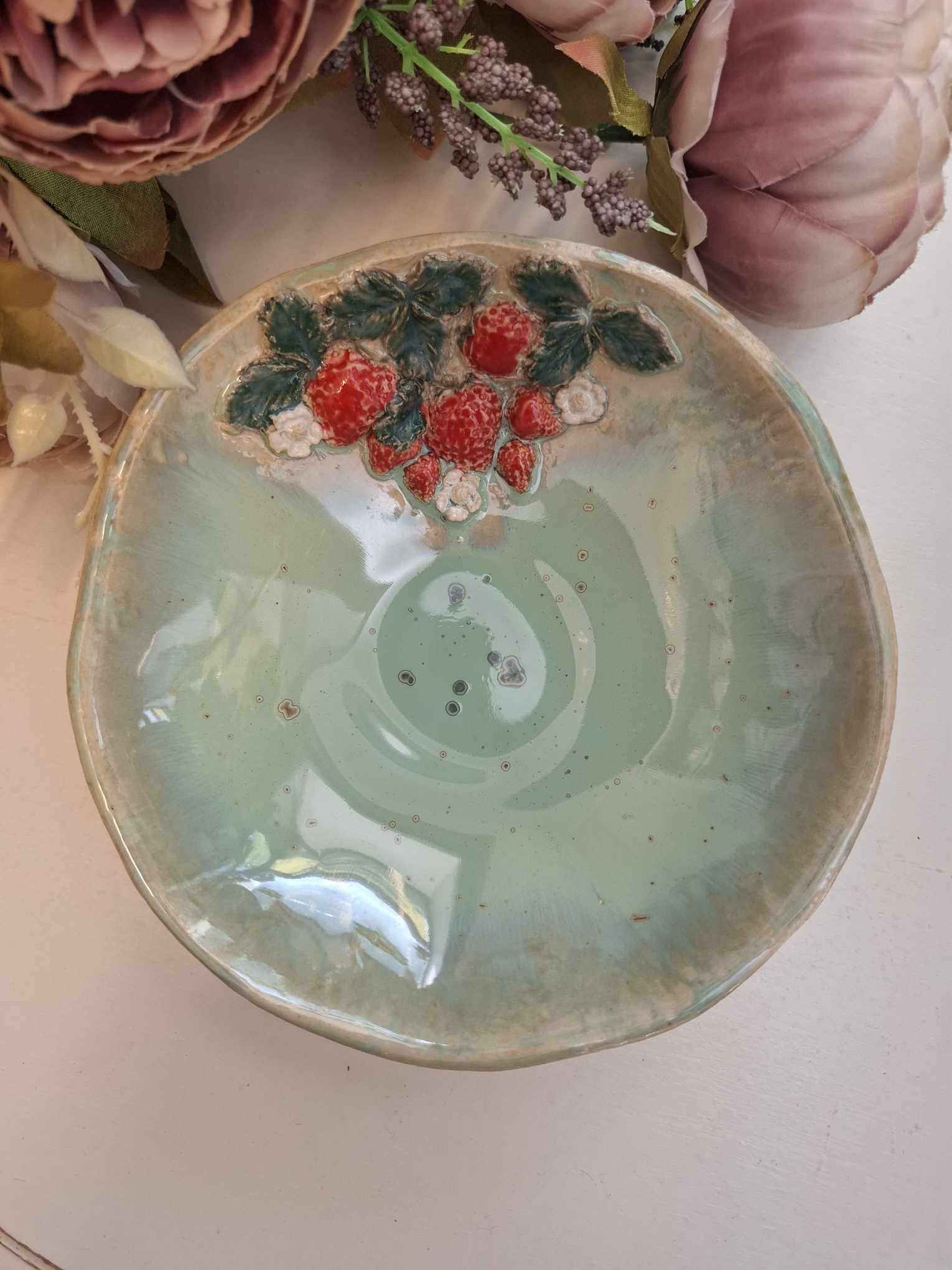 Käsitsi meisterdatud keraamiline kauss "Maasikad"