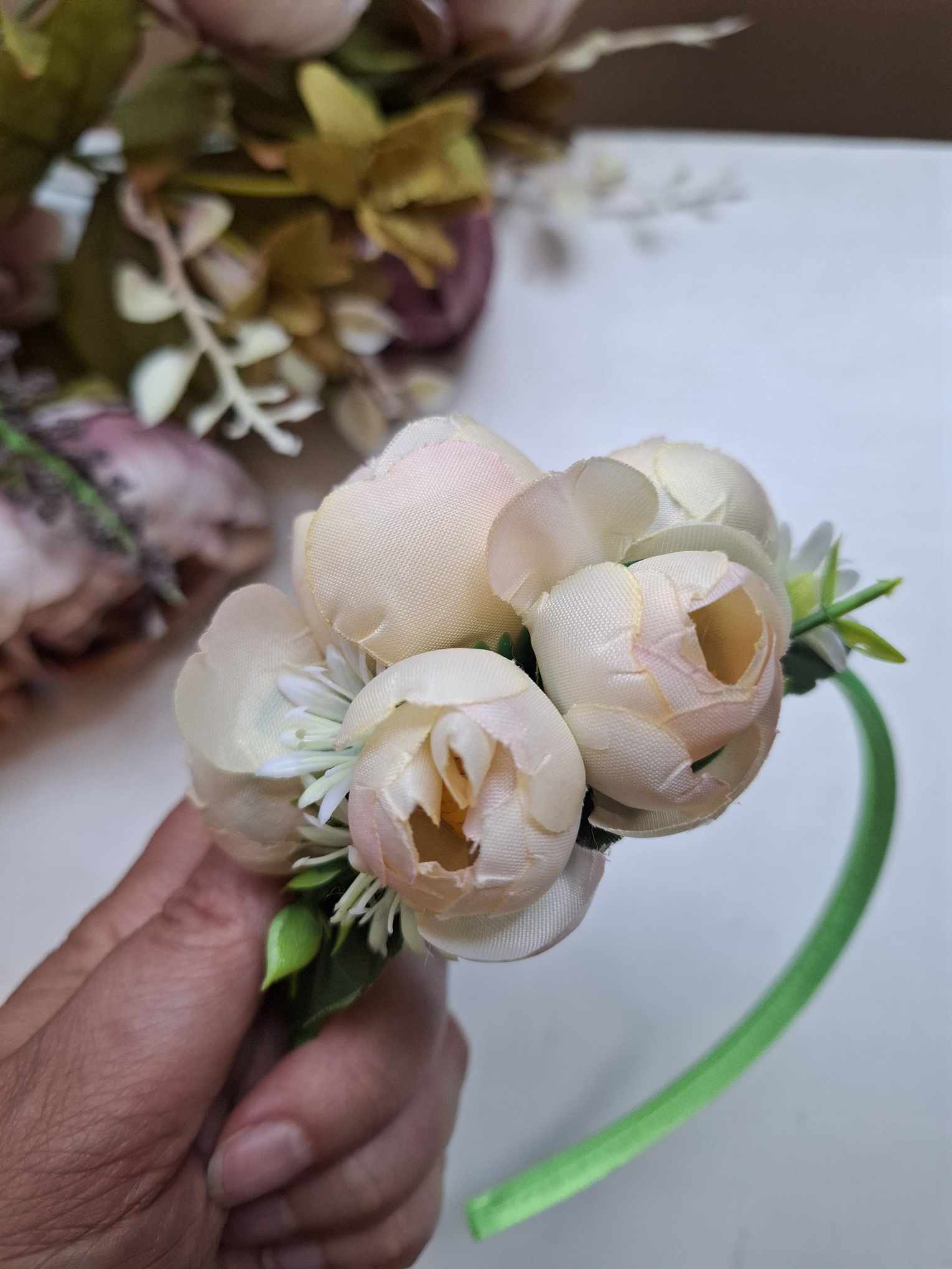 Kaunis romantiline peavõru: kollakad teeroosid