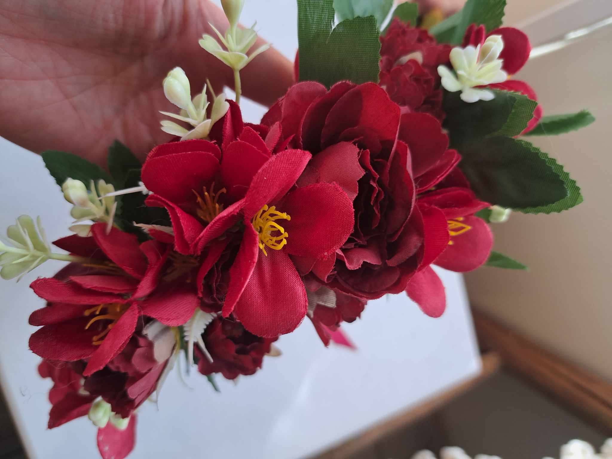 Kaunis peapärg: punased roosid