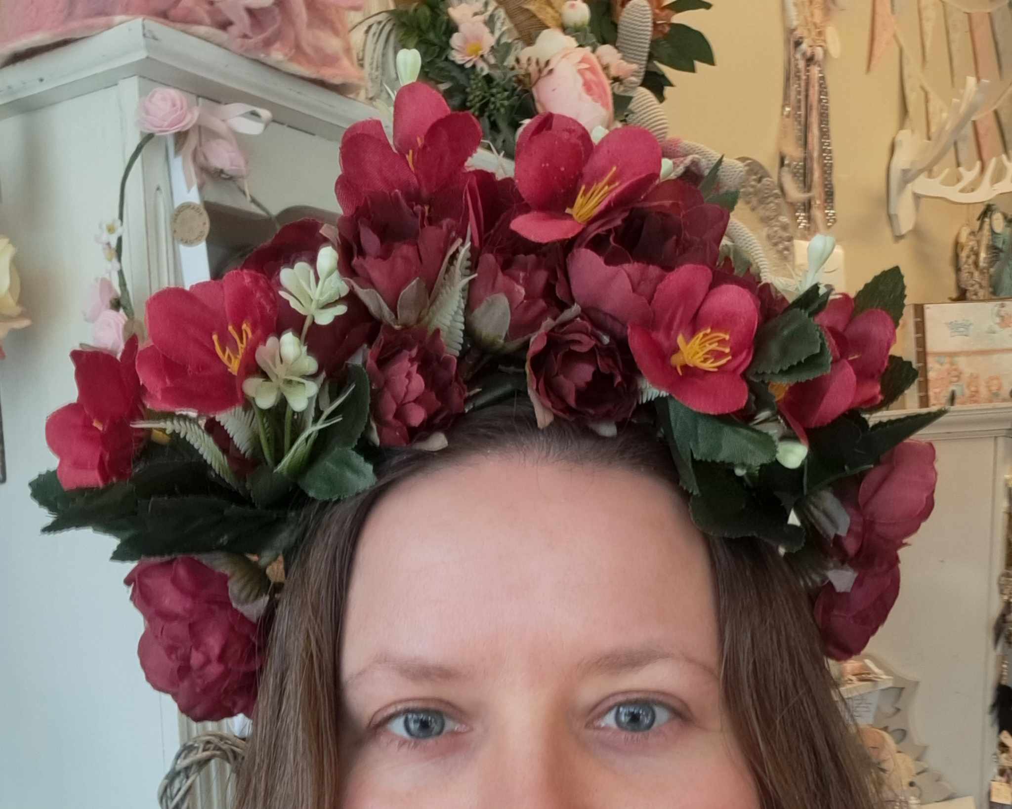 Kaunis peapärg: punased roosid