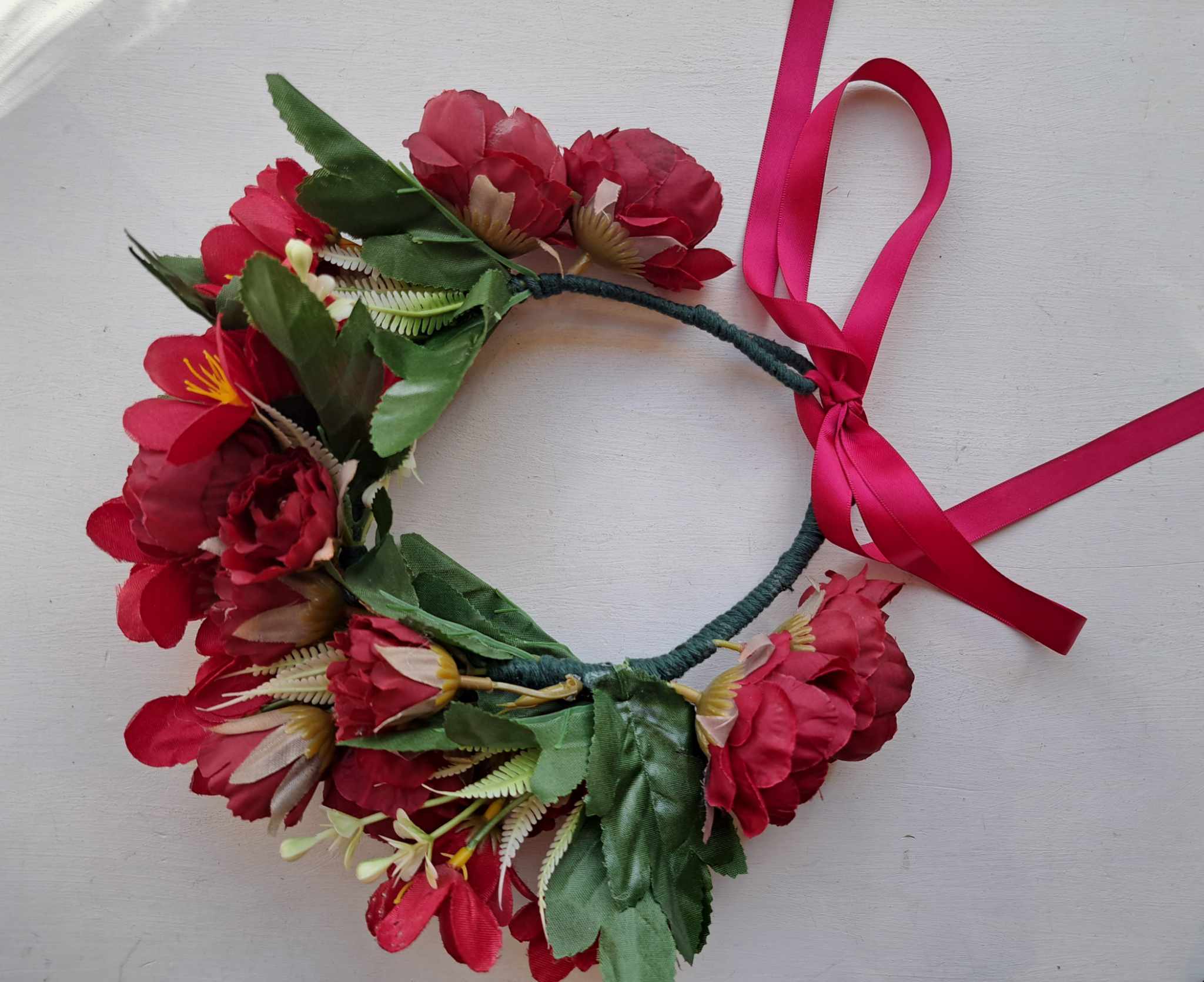 Kaunis peapärg: punased roosid